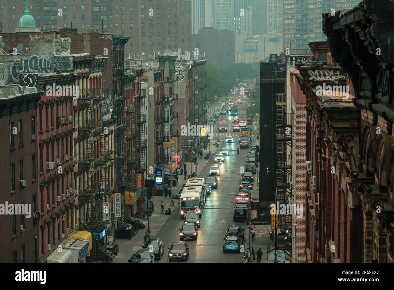 Blick auf die Madison Street in der Lower East Side von der Manhattan Bridge, Manhattan, New York Stockfoto