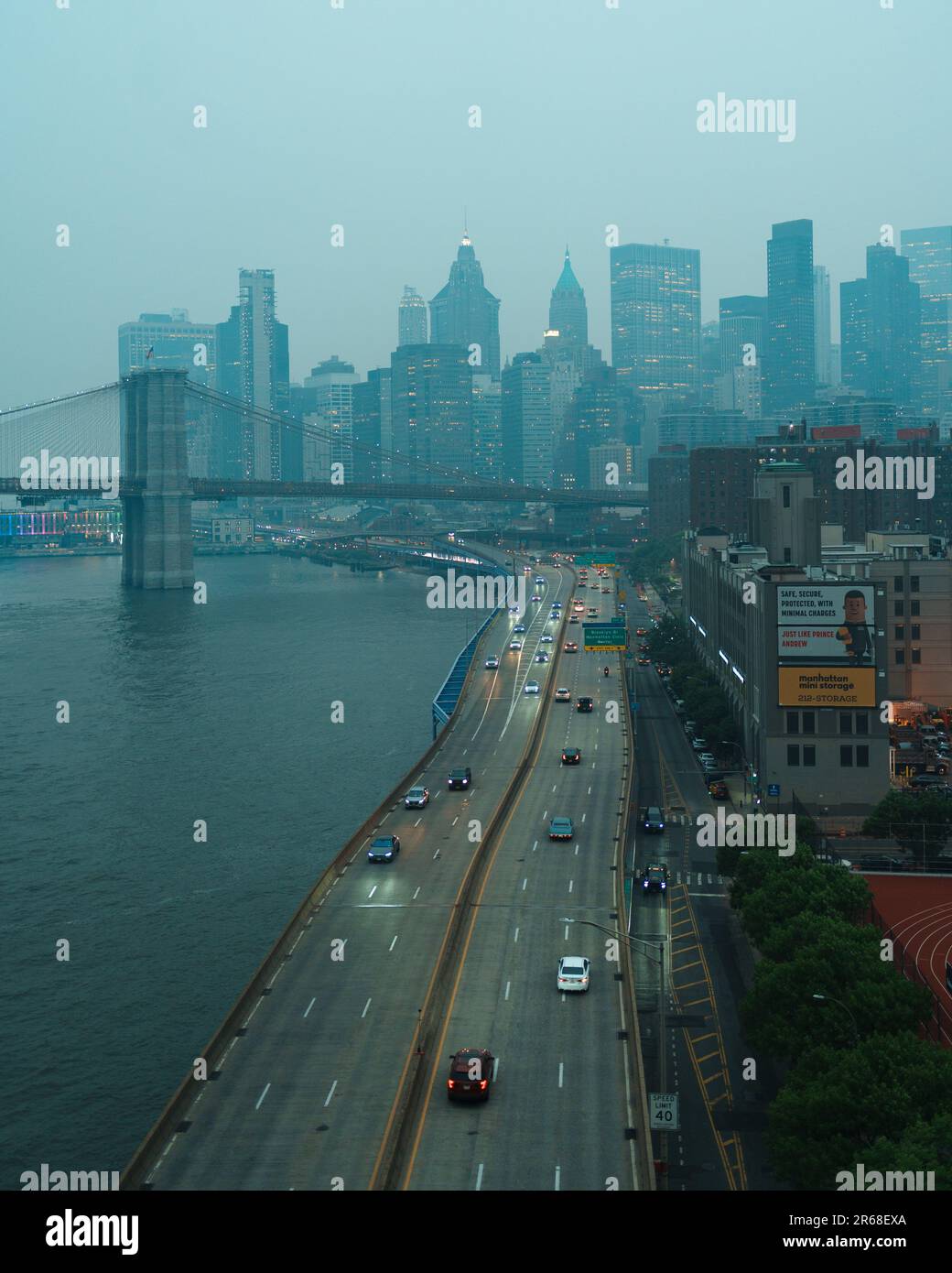 Trübe Aussicht auf die Skyline von Lower Manhattan zur Blue Hour, von der Manhattan Bridge, Manhattan, New York City Stockfoto
