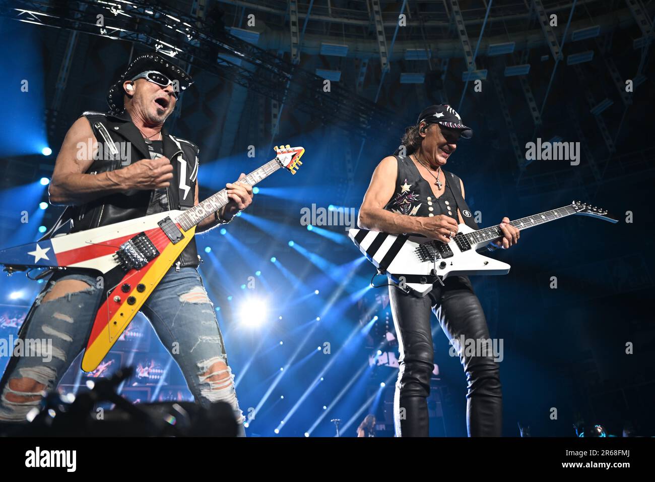Brünn, Tschechische Republik. 07. Juni 2023. Die L-R-Gitarristen Rudolf Schenke und Matthias Jabs der deutschen Rockband Scorpions treten am 7. Juni 2023 in Brünn auf. Kredit: Vaclav Salek/CTK Photo/Alamy Live News Stockfoto