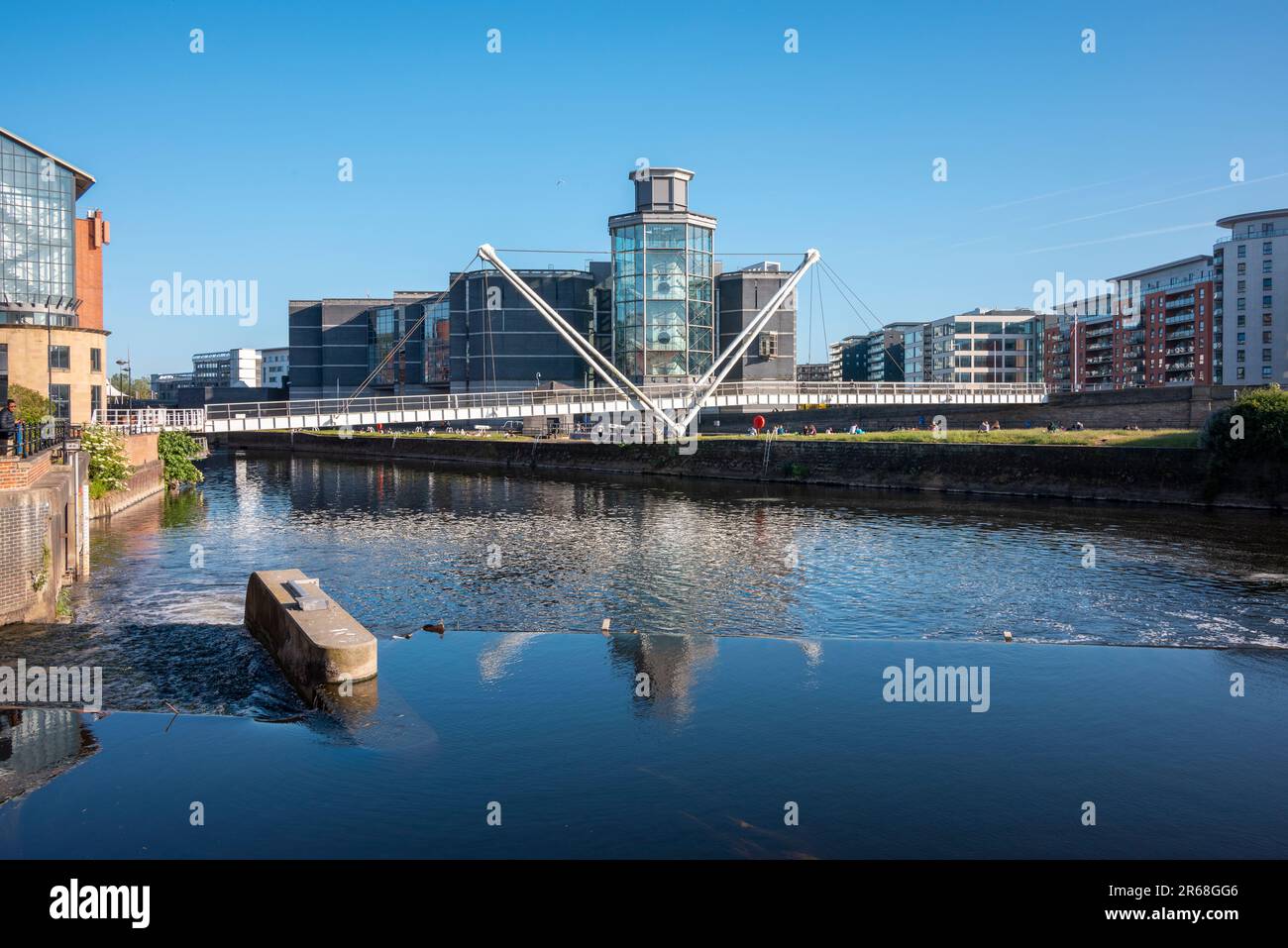 Leeds Dock mit River Aire, Wehr, Knight's Way Bridge und Royal Armouries Museum, Leeds Stockfoto