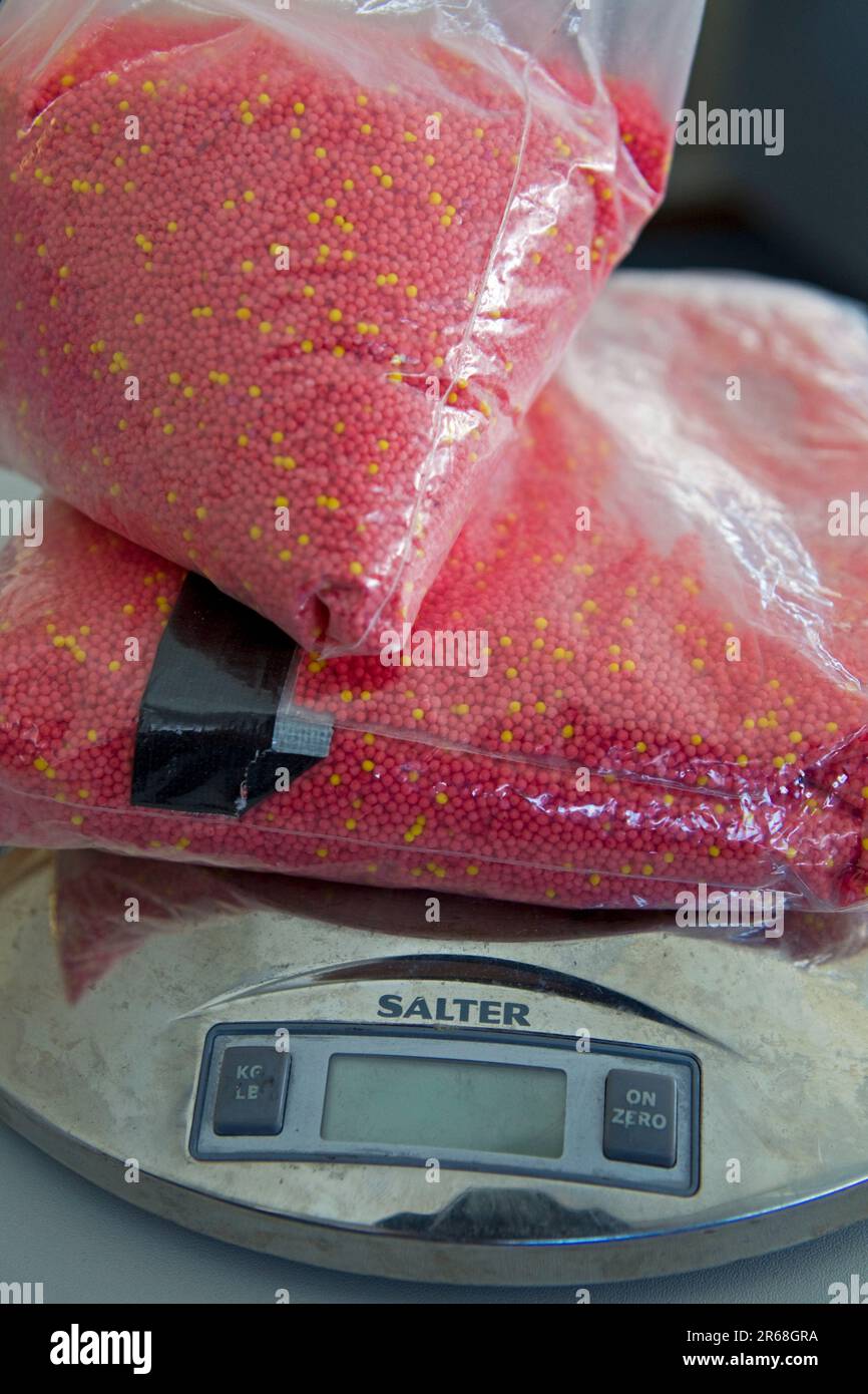 Der Inhalt illegal eingeführter Arzneimittel, der bei der Rekonstruktion eines P-Labors, auch bekannt als geheime Labors oder Clanlabors, ausgestellt wurde und den Medien von der Polizei gezeigt wurde, um Menschen zu ermutigen, verdächtiges Verhalten zu melden, Auckland, Neuseeland, Dienstag, November 09, 2010. Stockfoto