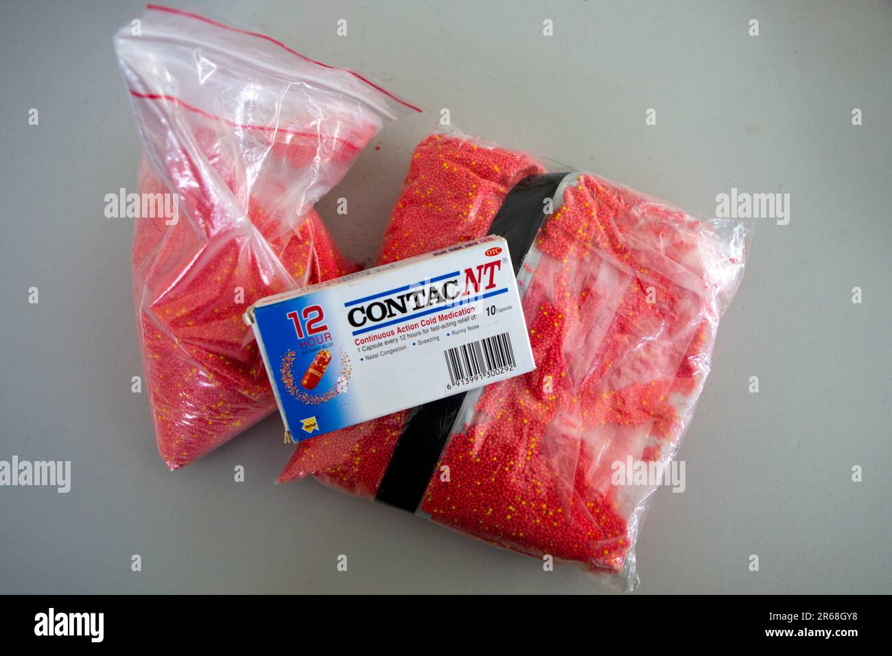 Der Inhalt illegal eingeführter Arzneimittel, der bei der Rekonstruktion eines P-Labors, auch bekannt als geheime Labors oder Clanlabors, ausgestellt wurde und den Medien von der Polizei gezeigt wurde, um Menschen zu ermutigen, verdächtiges Verhalten zu melden, Auckland, Neuseeland, Dienstag, November 09, 2010. Stockfoto