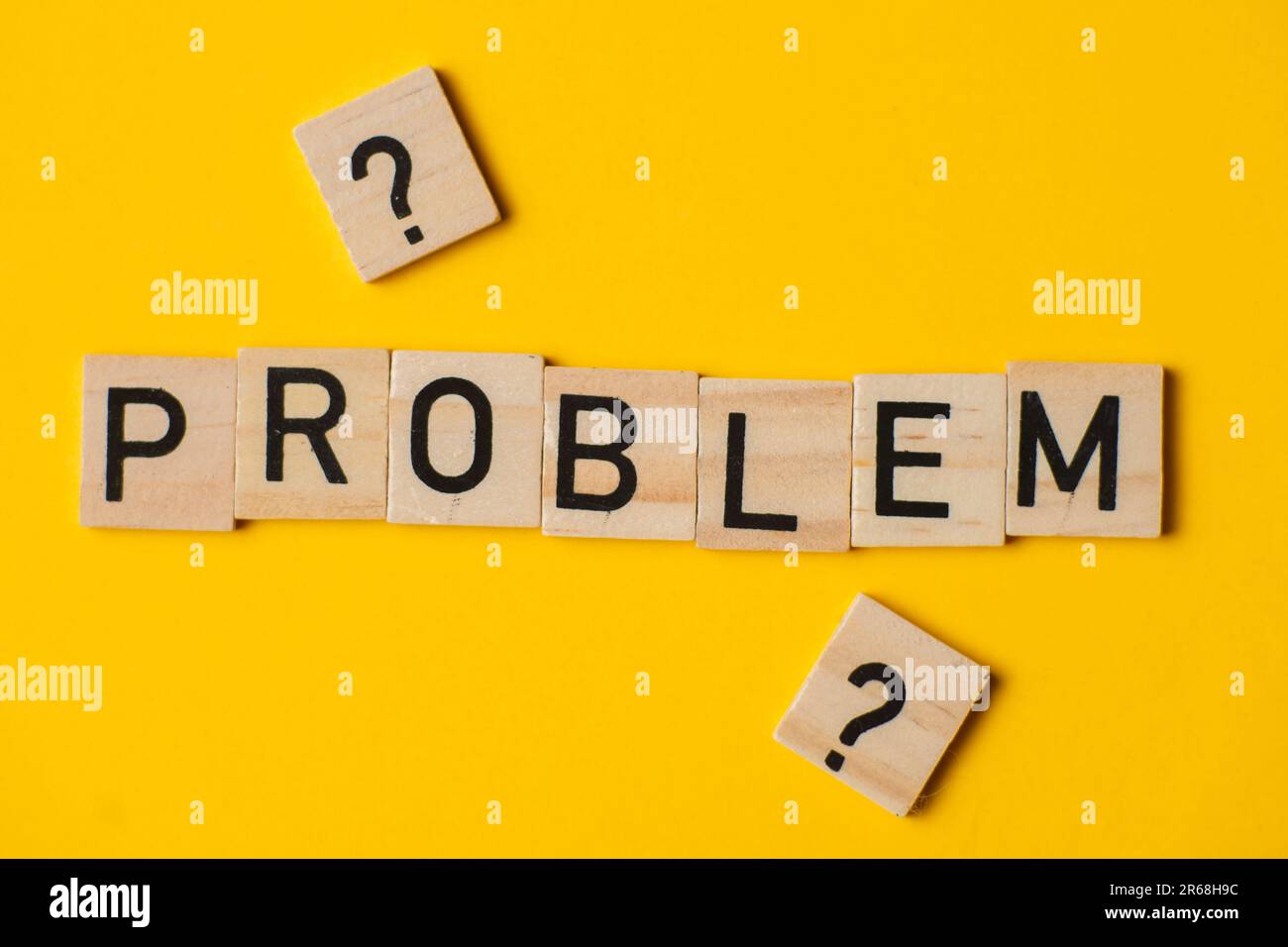 Das Wort Problem auf gelbem Hintergrund mit Fragezeichen. Der Begriff der Schwierigkeiten. Stockfoto