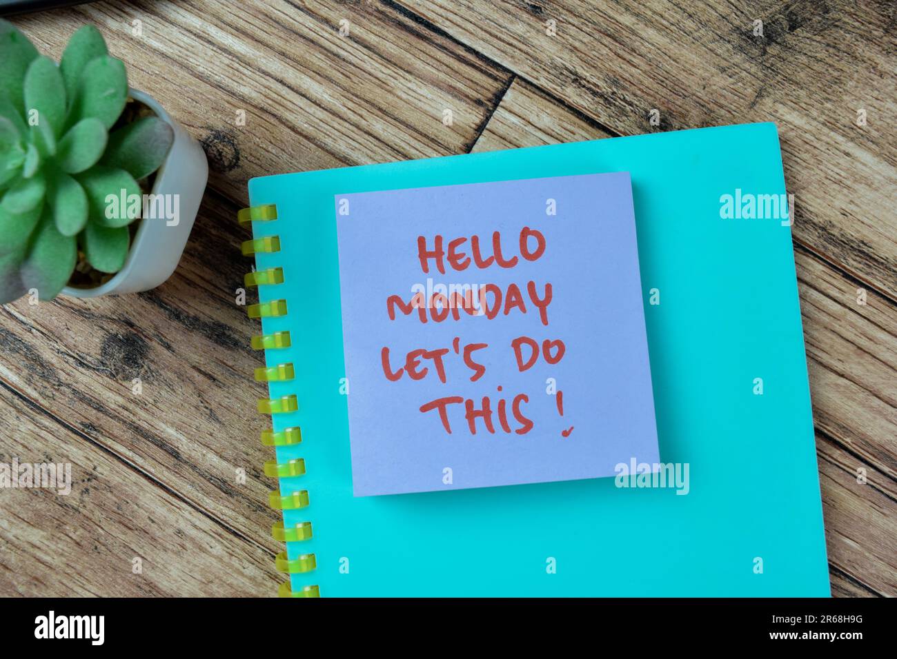 Konzept von Hello Monday Let's Do This! Schreiben Sie auf Haftnotizen, isoliert auf dem Holztisch. Stockfoto