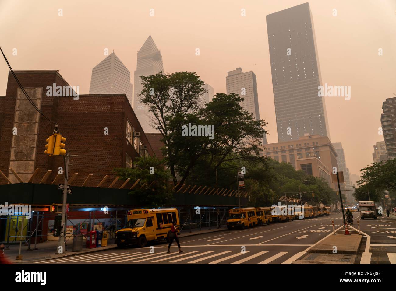 Am Mittwoch, den 7. Juni 2023, ist New York mit Rauchtrübung bedeckt. Der Rauch von kanadischen Waldbränden breitet sich im Nordosten aus und verursacht ungesunde Luftqualität. (© Richard B. Levine) Stockfoto