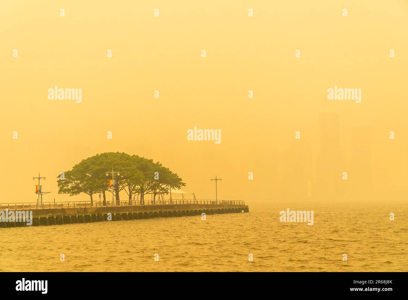 Der rauchige Dunst verdeckt New Jersey über den Hudson River, der am Mittwoch, den 7. Juni 2023 vom Hudson River Park aus gesehen wird. Der Rauch von kanadischen Waldbränden breitet sich im Nordosten aus und verursacht ungesunde Luftqualität. (© Richard B. Levine) Stockfoto