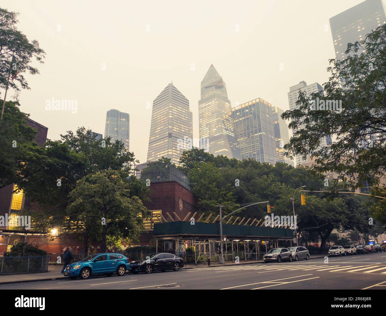 Hudson Yards Entwicklung in New York am Dienstag, den 6. Juni 2023. Der Rauch von kanadischen Waldbränden breitet sich im Nordosten aus und verursacht ungesunde Luftqualität. (© Richard B. Levine) Stockfoto