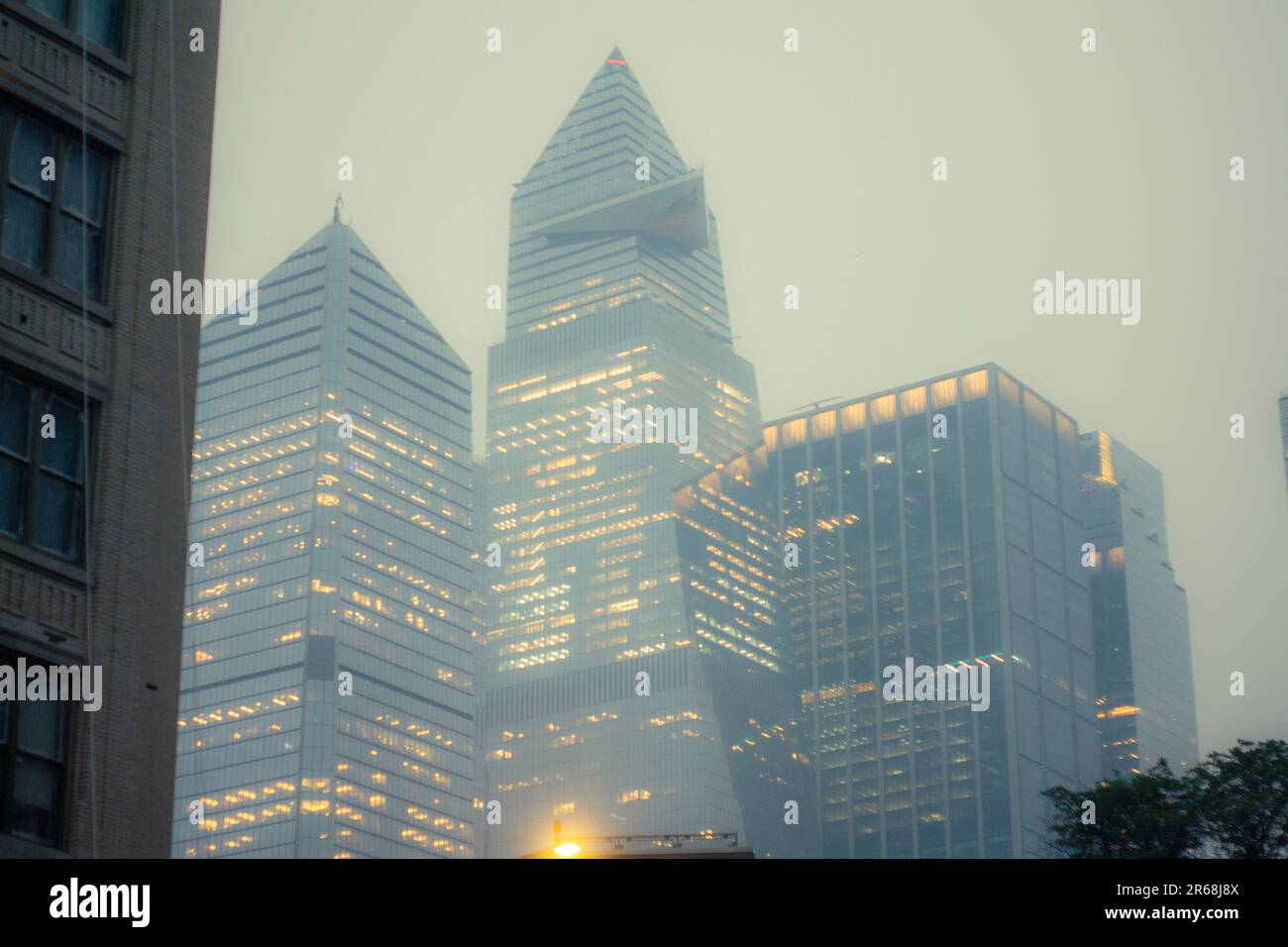 Hudson Yards Entwicklung in New York am Dienstag, den 6. Juni 2023. Der Rauch von kanadischen Waldbränden breitet sich im Nordosten aus und verursacht ungesunde Luftqualität. (© Richard B. Levine) Stockfoto