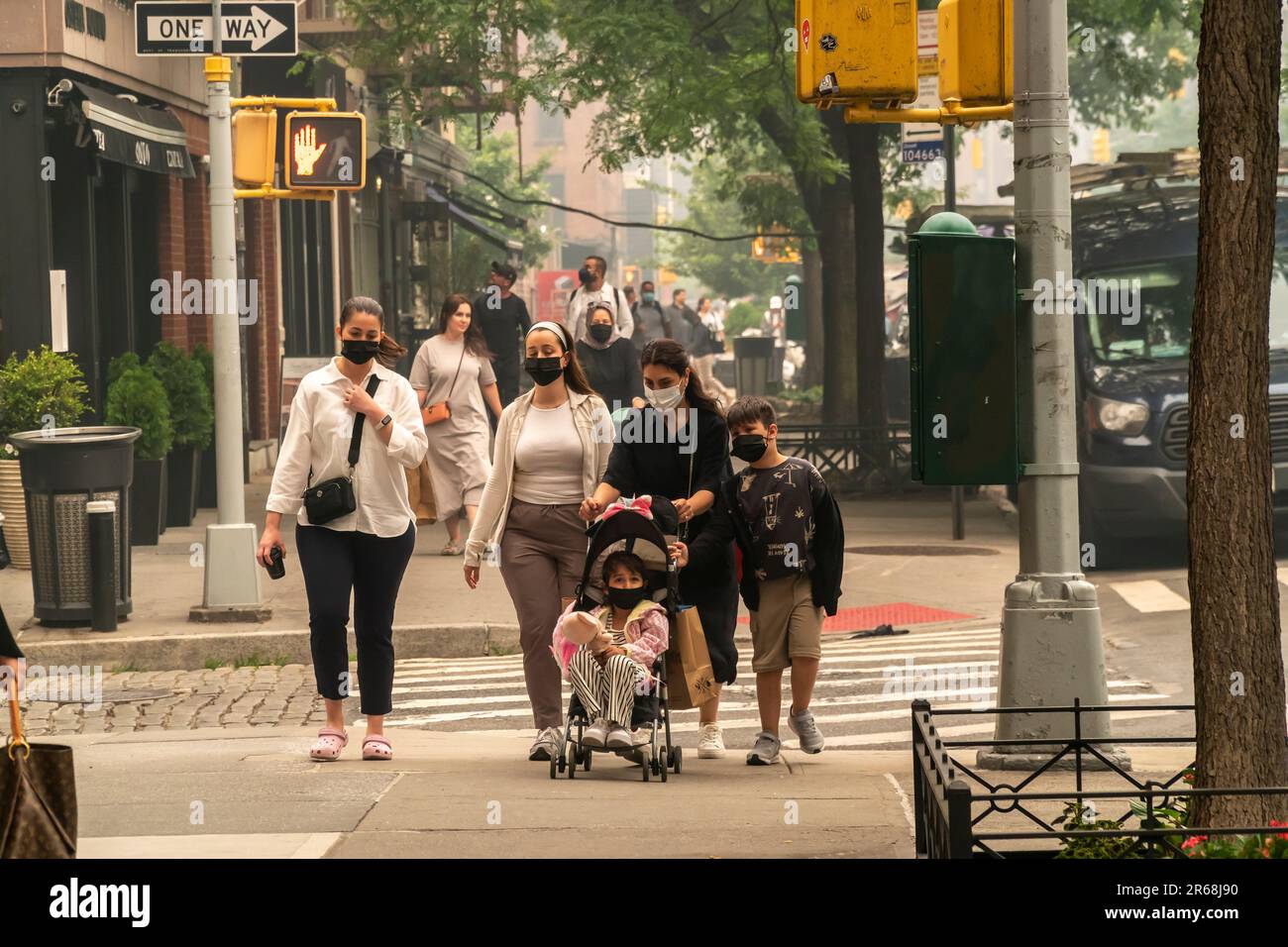 Rauchiger Dunst bedeckt New York macht Fußgänger tragen Maske am Mittwoch, 7. Juni 2023. Der Rauch von kanadischen Waldbränden breitet sich im Nordosten aus und verursacht ungesunde Luftqualität. (© Richard B. Levine) Stockfoto