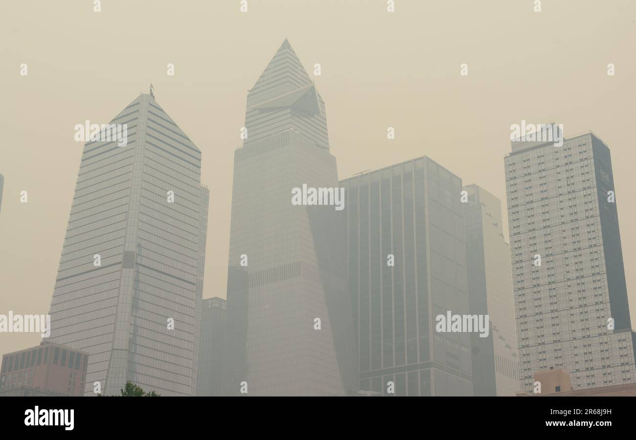 Hudson Yards Entwicklung in New York am Mittwoch, den 7. Juni 2023. Der Rauch von kanadischen Waldbränden breitet sich im Nordosten aus und verursacht ungesunde Luftqualität. (© Richard B. Levine) Stockfoto