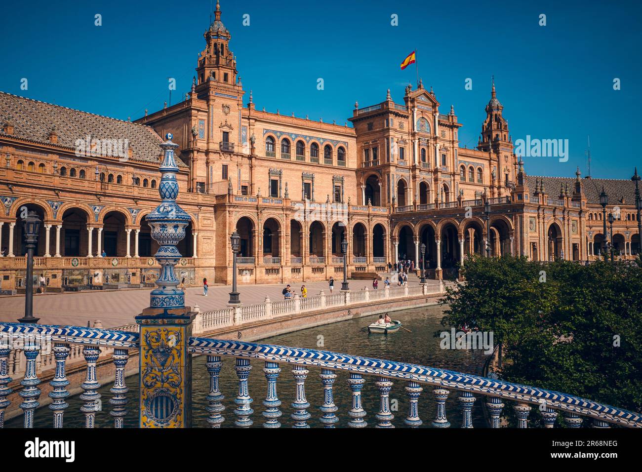 Bild der Plaza de España in Sevilla mit ihren Pferden, die die Kutschen ziehen. Stockfoto