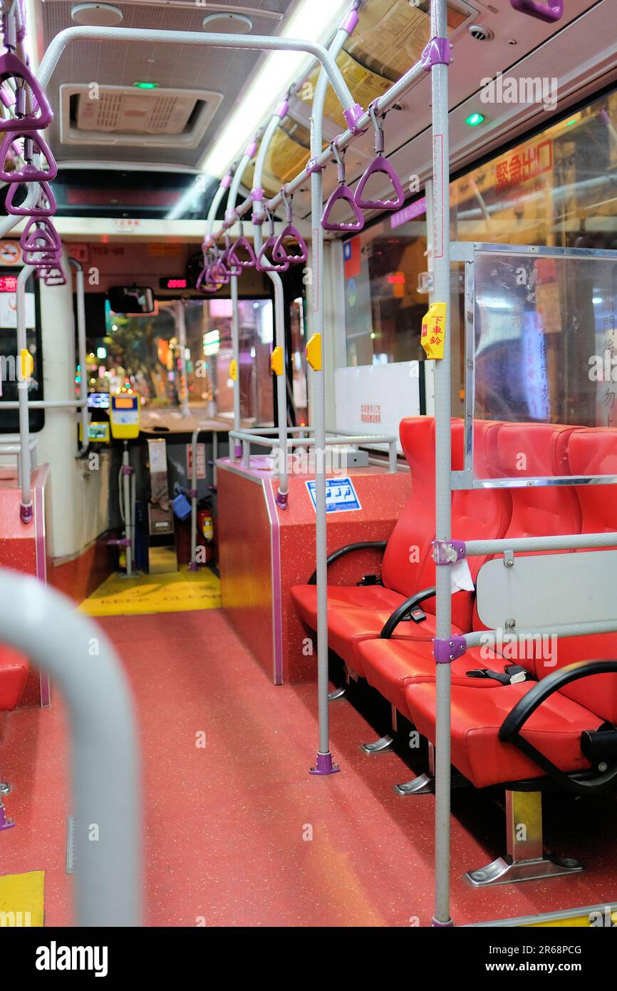 In einem leeren öffentlichen Verkehrsbus in Taipei, Taiwan; Stadtbusse mit öffentlichen Verkehrsmitteln, keine Passagiere. Stockfoto