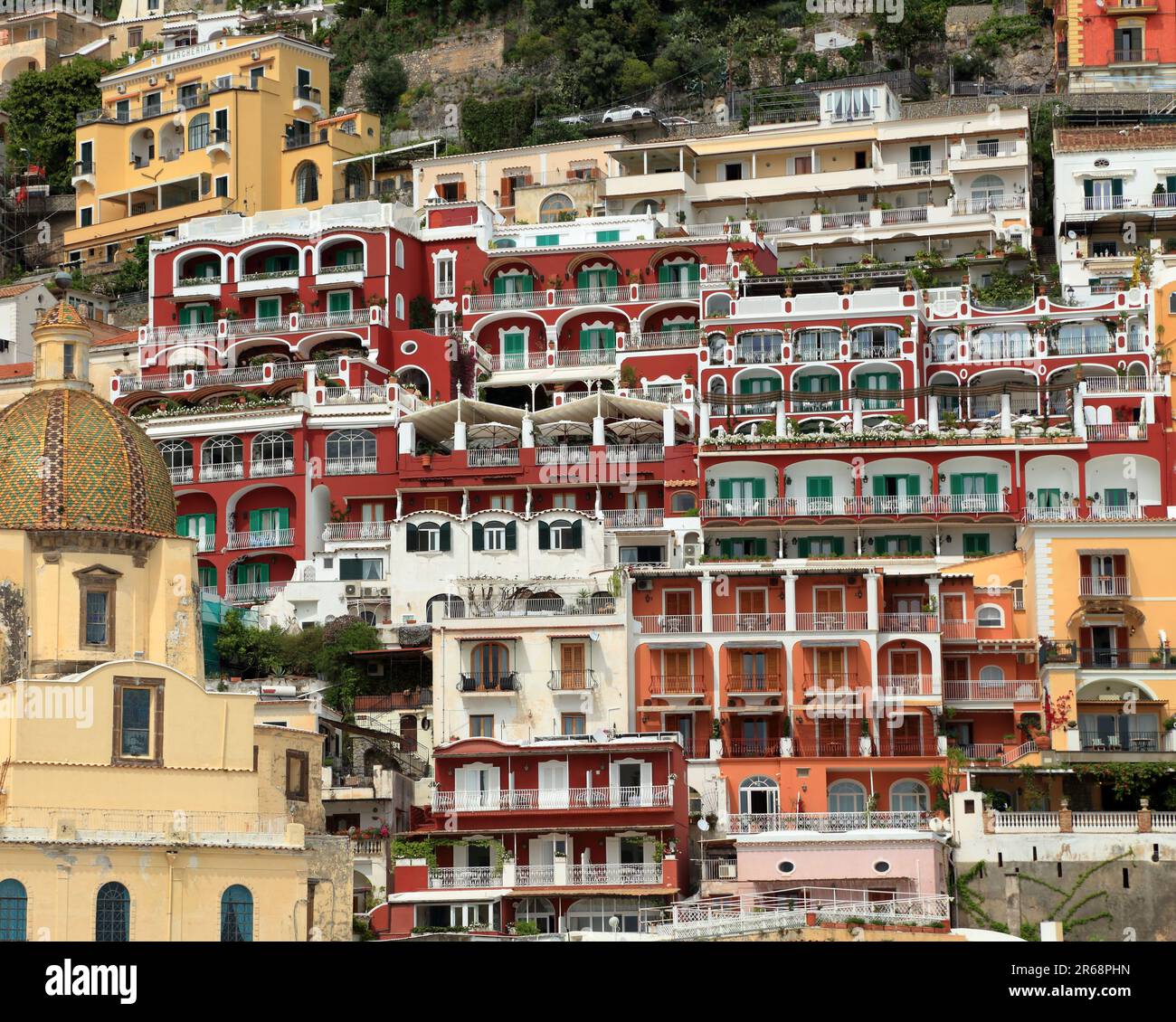 Farbenfrohe Klippenhäuser auf einer Klippe in Positano, Amalfiküste (Costiera amalfitana/Costa d'Amalfi) Stockfoto
