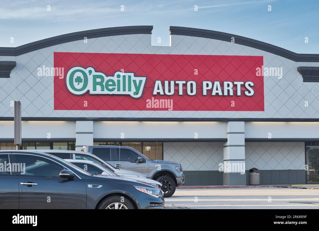 Houston, Texas, USA 06-07-2023: Außenfassade des O'Reilly Auto Parts Storefront in Houston, TX. Lokale Einzelhandelskette, die Zubehör für den Automobilbereich verkauft. Stockfoto