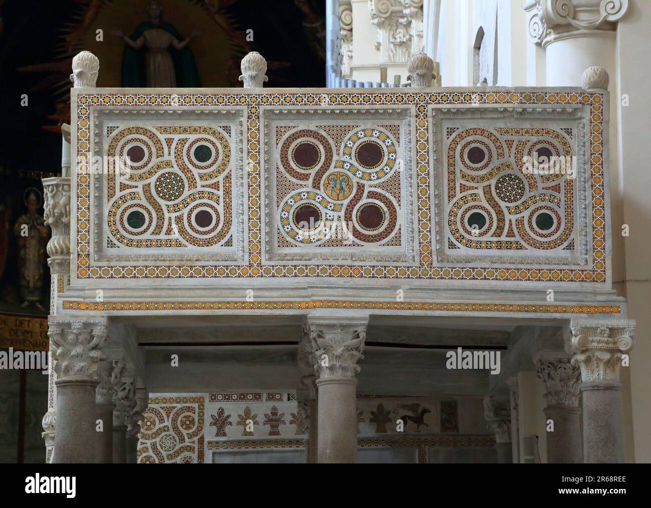 Ambon der Kathedrale von Salerno, Italien. Duomo di Salerno. Antikes Mosaik-Keramikfliesenmuster. Stockfoto