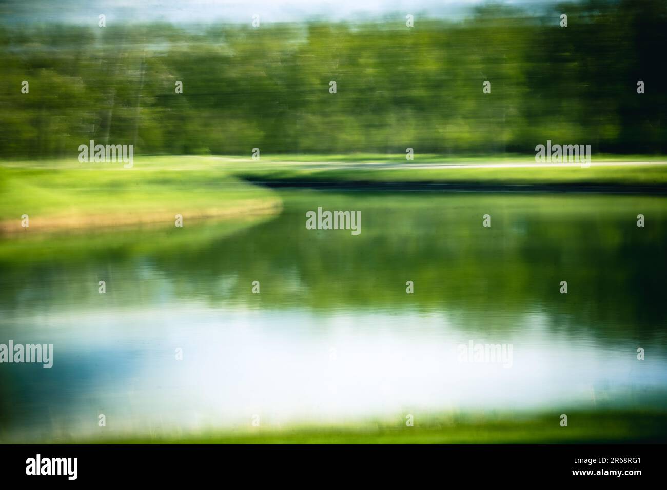 Sommer in Calgary, Carburn Park, Landschaftsabstraktion am Bow River, absichtliche Kamerabewegungen und absichtliche Unschärfe. Stockfoto