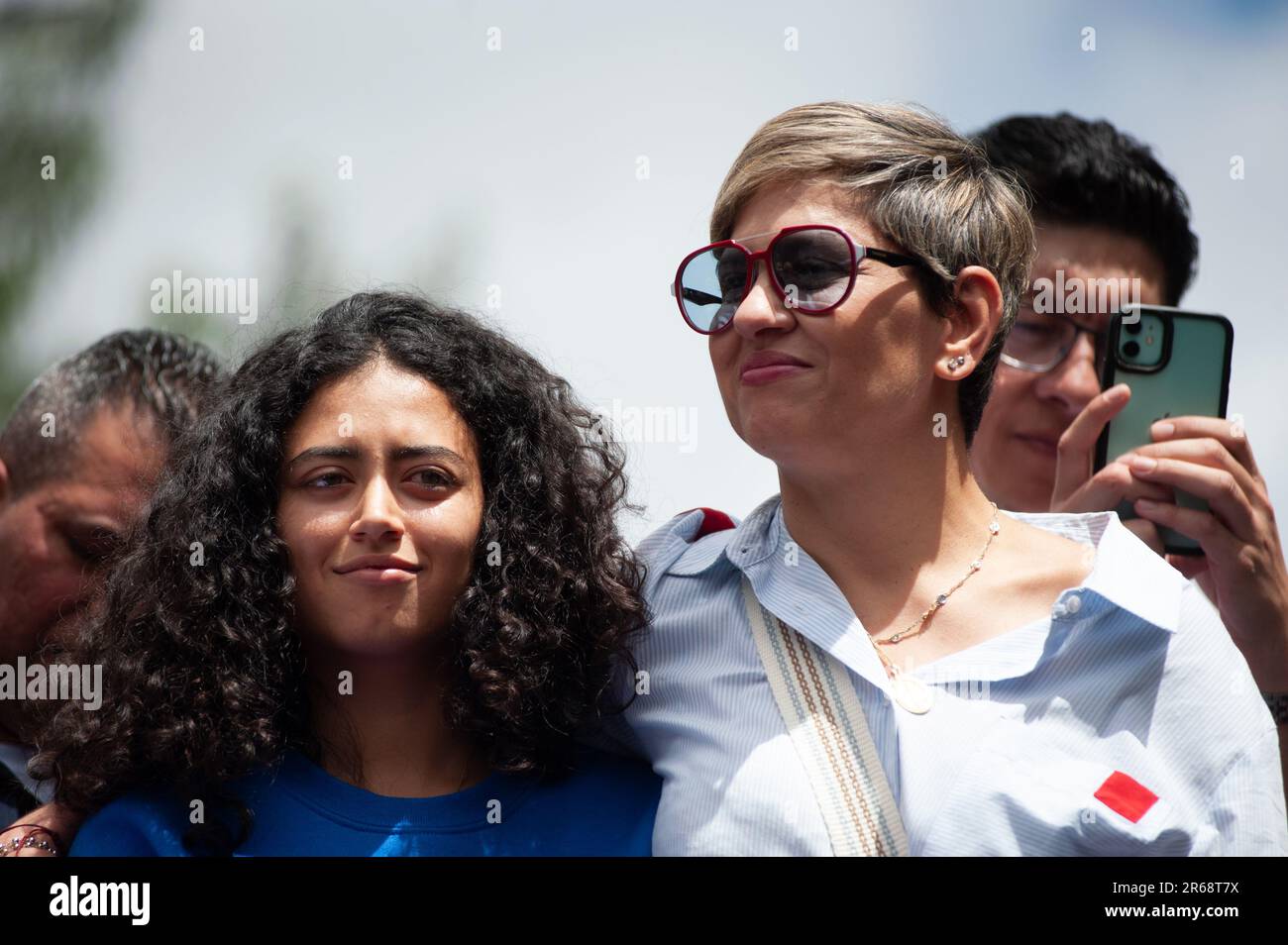 Bogota, Kolumbien. 07. Juni 2023. Veronica Alcocer (R) und ihre Tochter Sofia Petro (R) hören dem kolumbianischen Präsidenten Gustavo Petro (vor der Kamera) während der Demonstrationen zur Unterstützung der kolumbianischen Sozialreformen in Bogota, Kolumbien, am 7. Juni 2023 eine Rede zu. Foto von: Chepa Beltran/Long Visual Press Credit: Long Visual Press/Alamy Live News Stockfoto