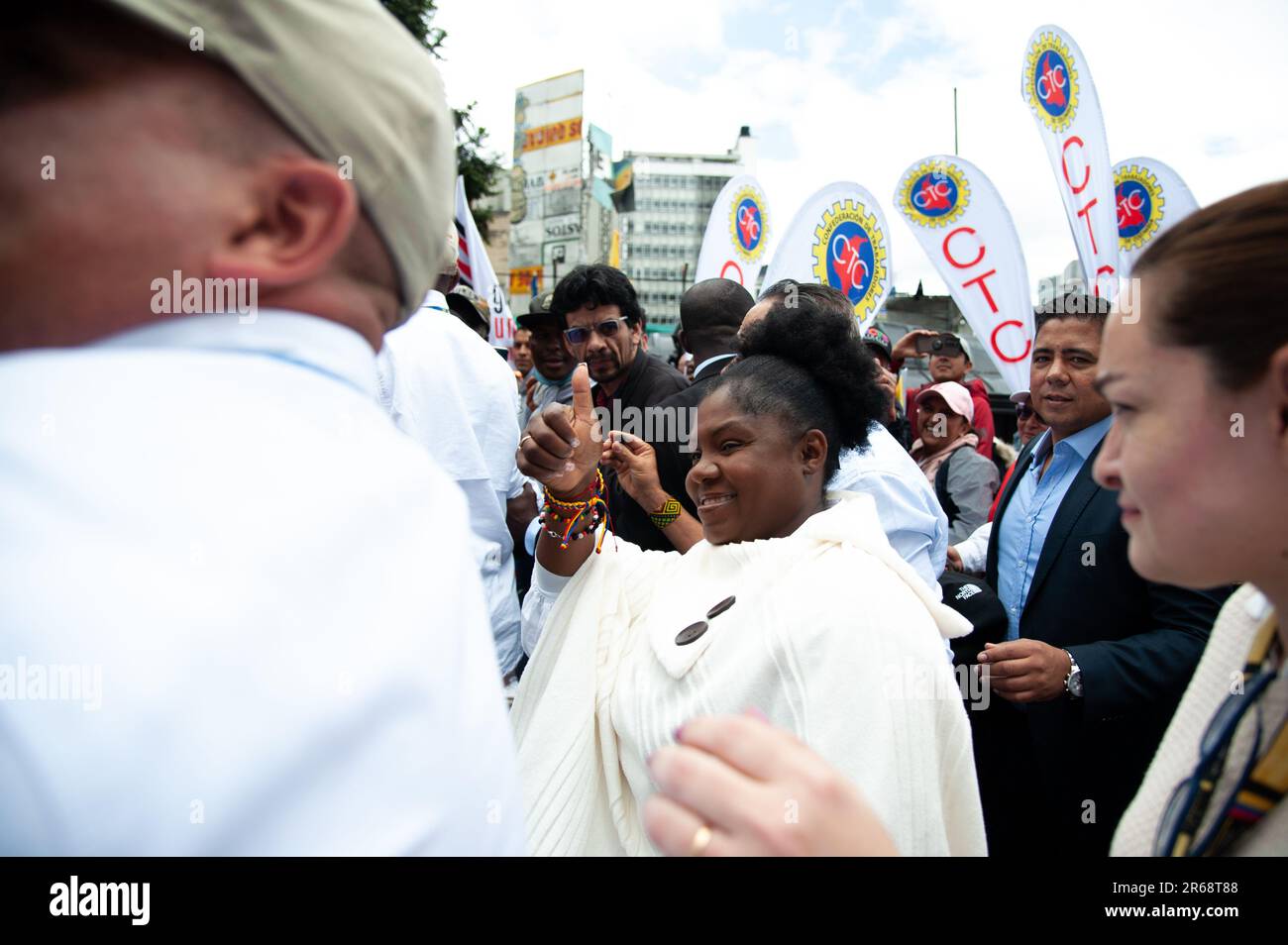 Bogota, Kolumbien. 07. Juni 2023. Kolumbiens Vizepräsidentin Francia Marquez wandelt mit Demonstranten während der Demonstrationen zur Unterstützung der kolumbianischen Sozialreformen in Bogota, Kolumbien, am 7. Juni 2023. Foto von: Chepa Beltran/Long Visual Press Credit: Long Visual Press/Alamy Live News Stockfoto