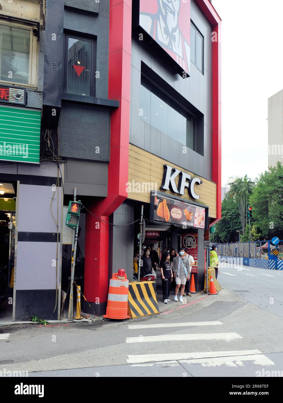 Außenansicht eines Kentucky Fried Chicken Fast Food-Restaurants in Taipei, Taiwan; KFC. Stockfoto