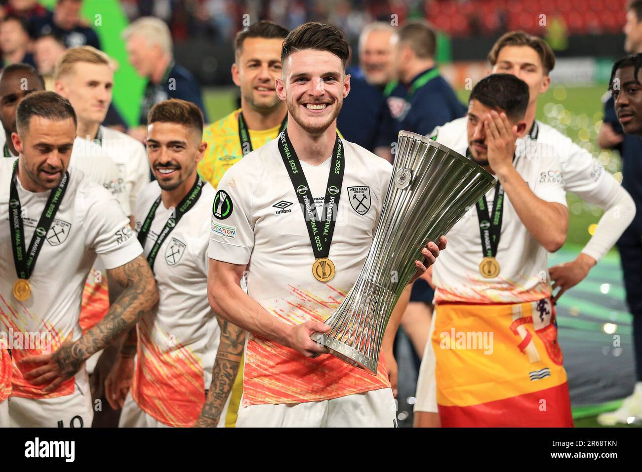 Prag, Tschechien. 07. Juni 2023. Declan Rice von West Ham United küsst die Trophäe nach dem Finalspiel der UEFA Conference League zwischen Fiorentina und West Ham United in der Fortuna Arena am 7. 2023. Juni in Prag, Tschechien. (Foto: Daniel Chesterton/phcimages.com) Kredit: PHC Images/Alamy Live News Stockfoto