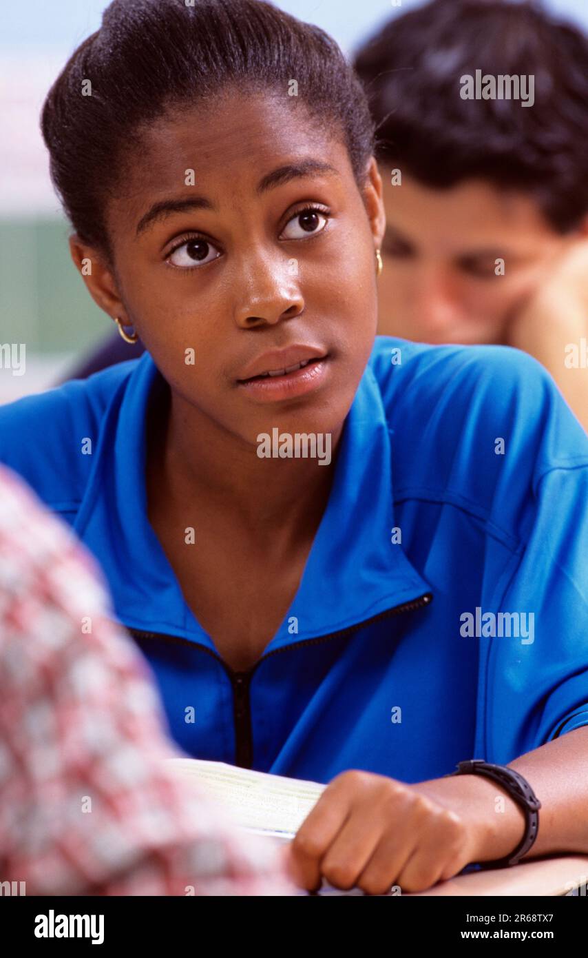 Afroamerikanische Oberschülerin, die im Unterricht aufpasst Stockfoto