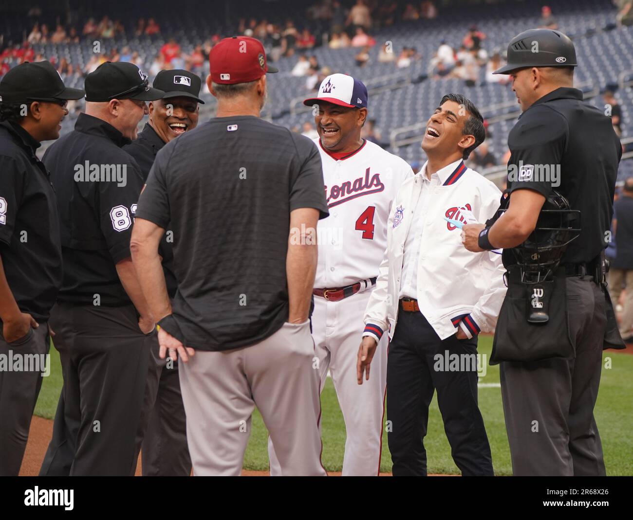 Premierminister Rishi Sunak erzählt den Springern einen Witz, während er während seines Besuchs in Washington DC in den USA den Baseball Washington Nationals gegen Arizona Diamondbacks im Nationals Park besucht. Bilddatum: Mittwoch, 7. Juni 2023. Stockfoto