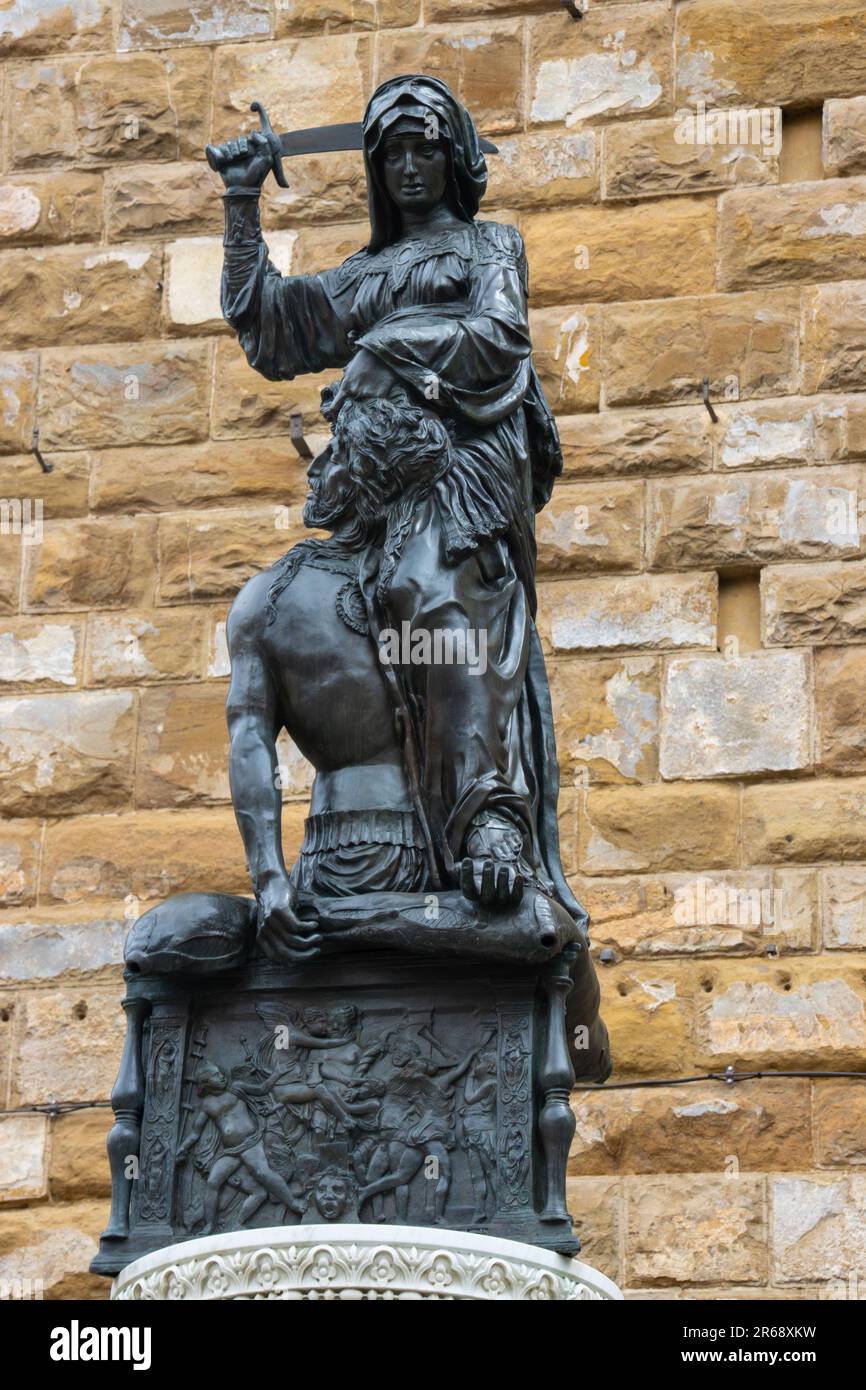 Nachbildung der Judith- und Holofernes-Statue des italienischen Bildhauers Donatello auf der Piazza della Signoria in Florenz, Toskana, Italien Stockfoto