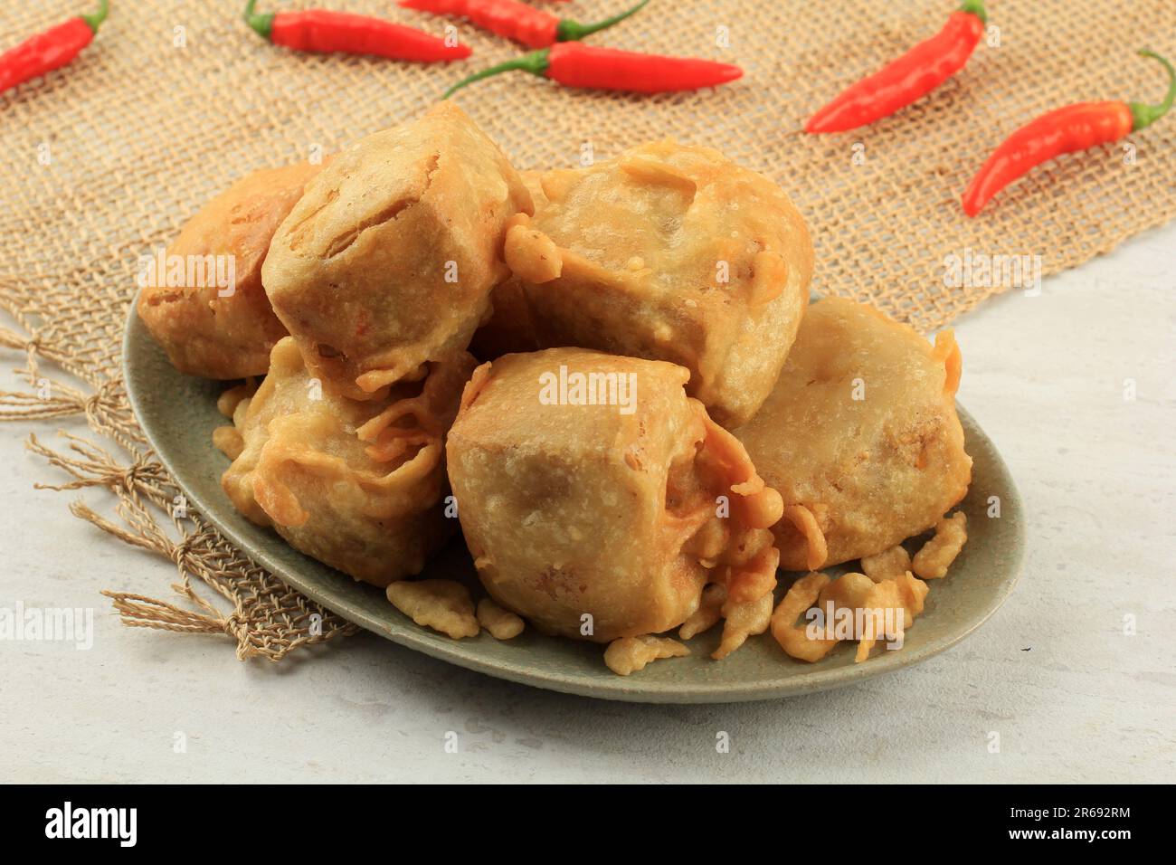 Tahu ISI Berontak, Indonesisch gebratener gefüllter Tofu, Imbiss aus knusprigem Gemüsegefülltem Tofu, serviert mit Chili oder Chili-Sauce Stockfoto