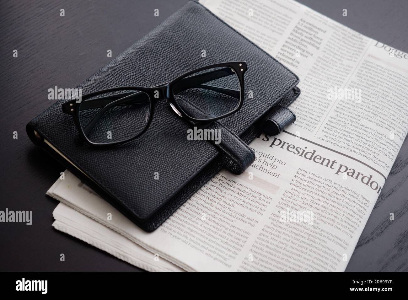 Englischsprachige Zeitungen und Bürozubehör Stockfoto