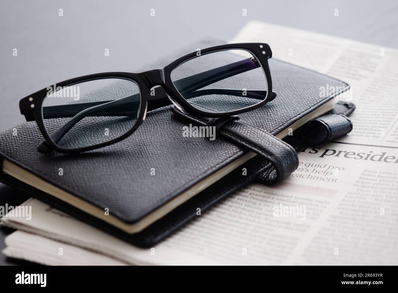 Englischsprachige Zeitungen und Bürozubehör Stockfoto