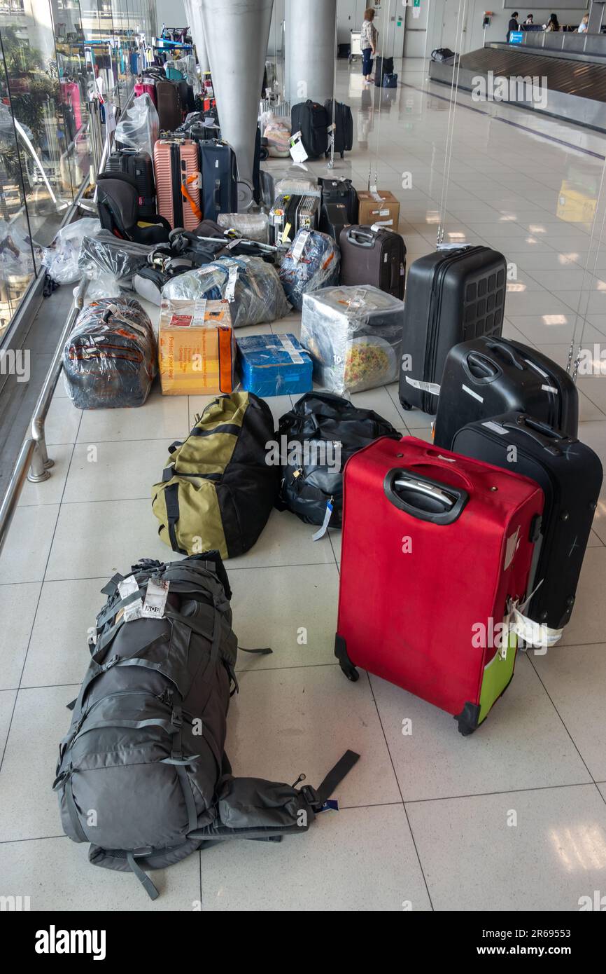 Unbeanspruchtes, verspätetes und verloren gegangenes Gepäck am Suvarnabhumi International Airport in Bangkok, Thailand Stockfoto