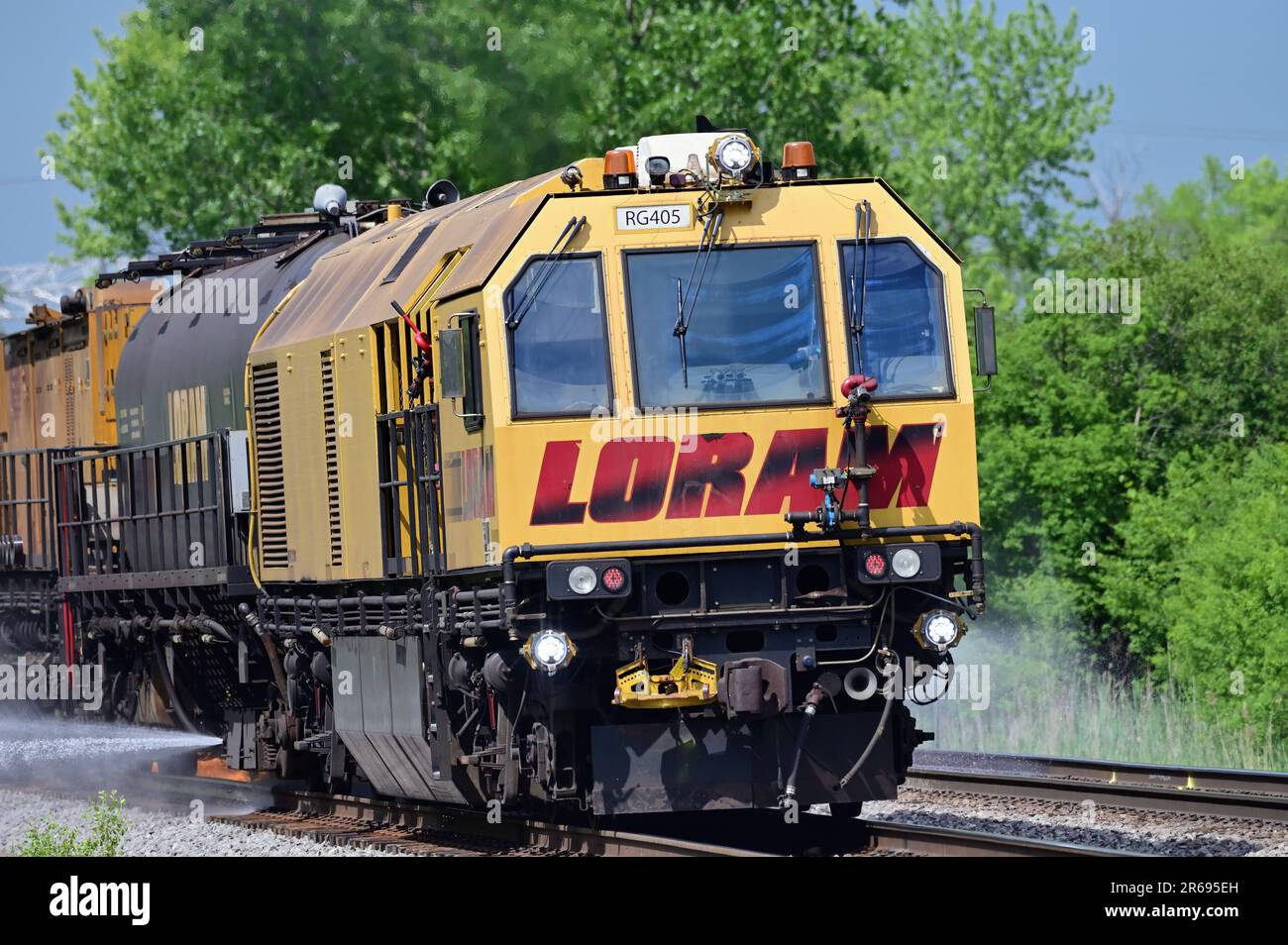 Hoffman Estates, Illinois, USA. Ein Arbeitszug auf der Canadian National Railway sprüht die Vorfahrt, um das Unkrautwachstum zu kontrollieren. Stockfoto