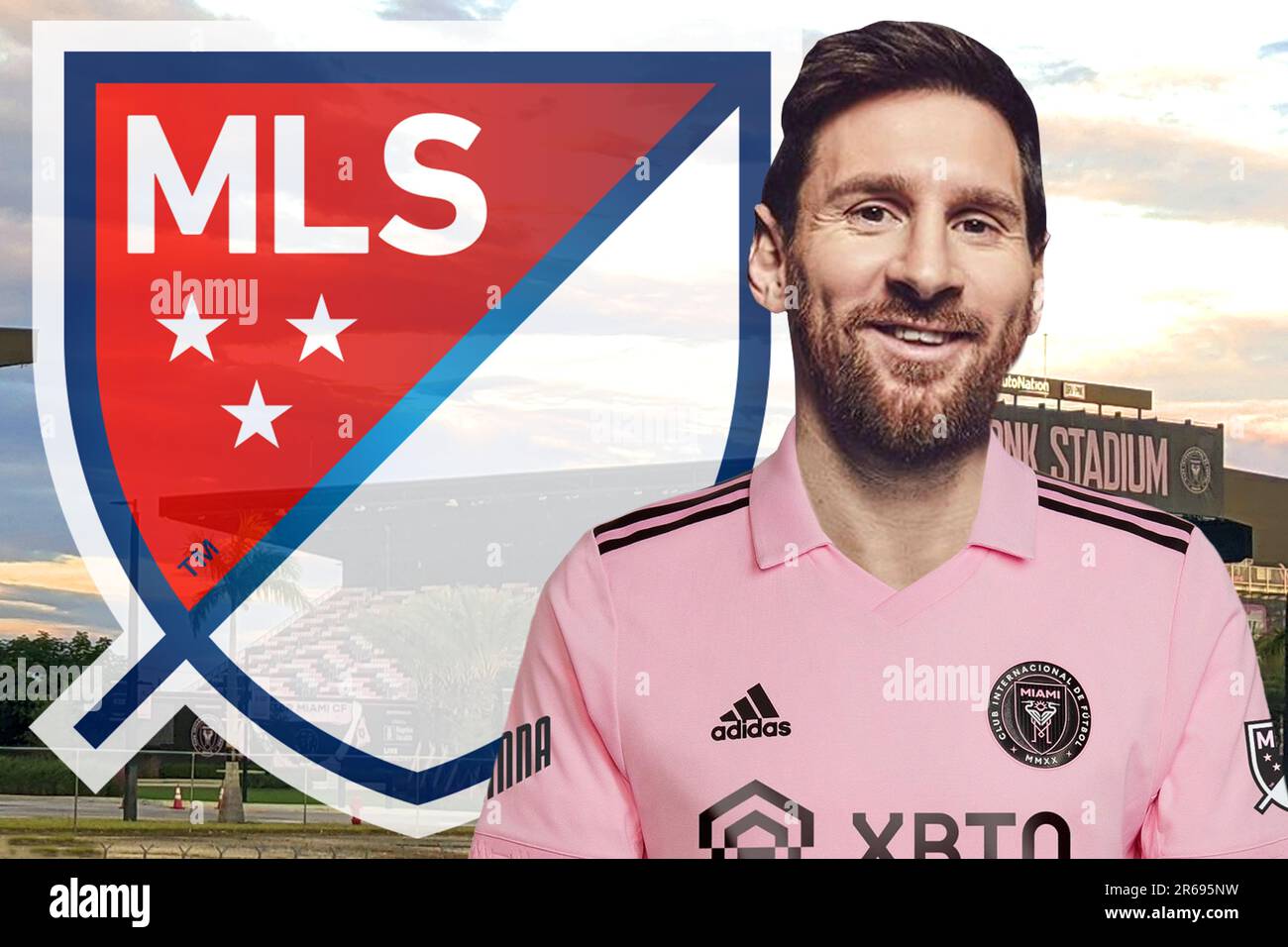 Lionel Messi mit dem Inter Miami Trikot, dem MLS-Schild und dem Stadion im Hintergrund Stockfoto