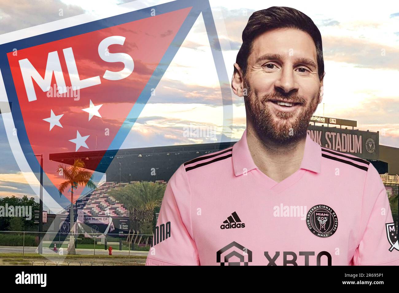Lionel Messi mit dem Inter Miami Trikot, dem MLS-Schild und dem Stadion im Hintergrund Stockfoto