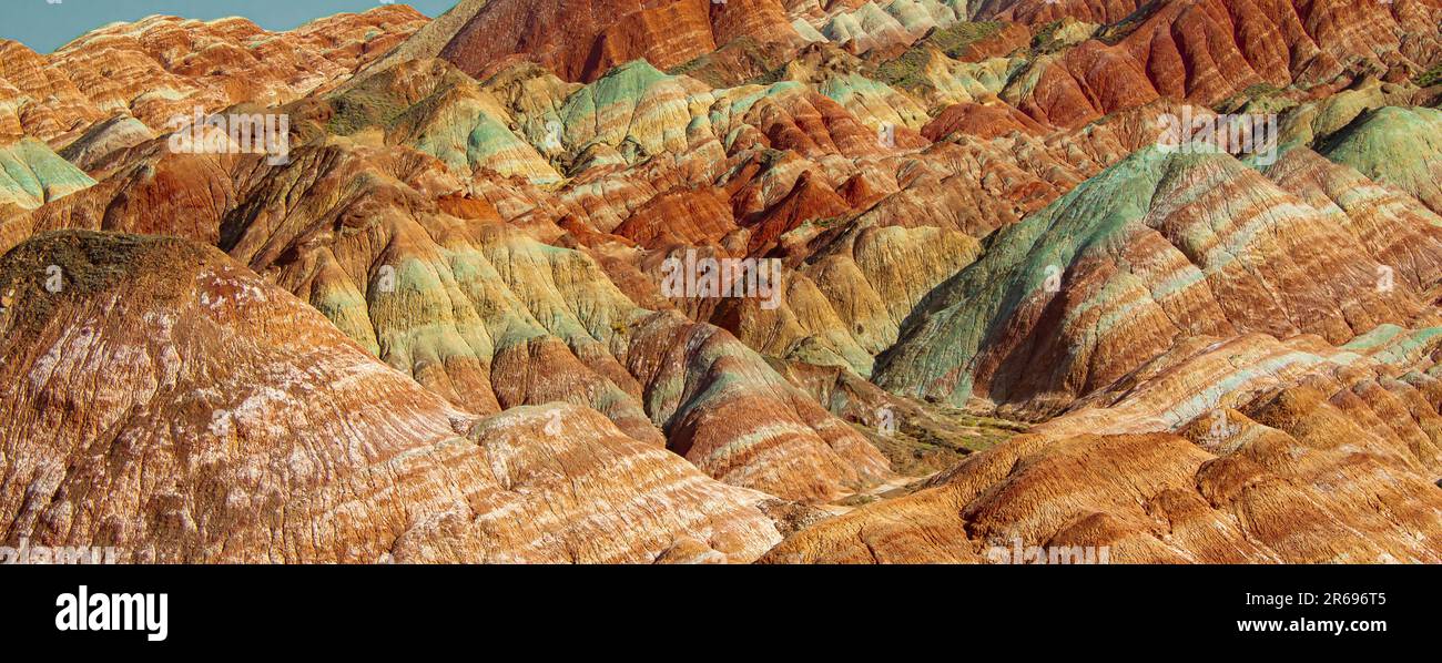 Panoramablick auf den Regenbogenberg im Geologischen Park Zhangye Danxia in China. Verschiedene Farben der Steine, Hintergrundbild Stockfoto