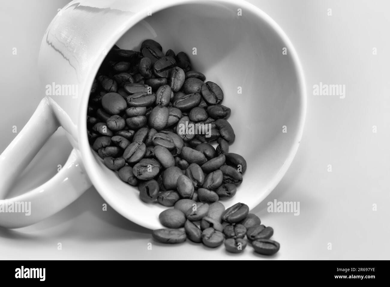 Kaffeebohnen-Schuss. Ungemahlene, frische Kaffeebohnen. Stockfoto