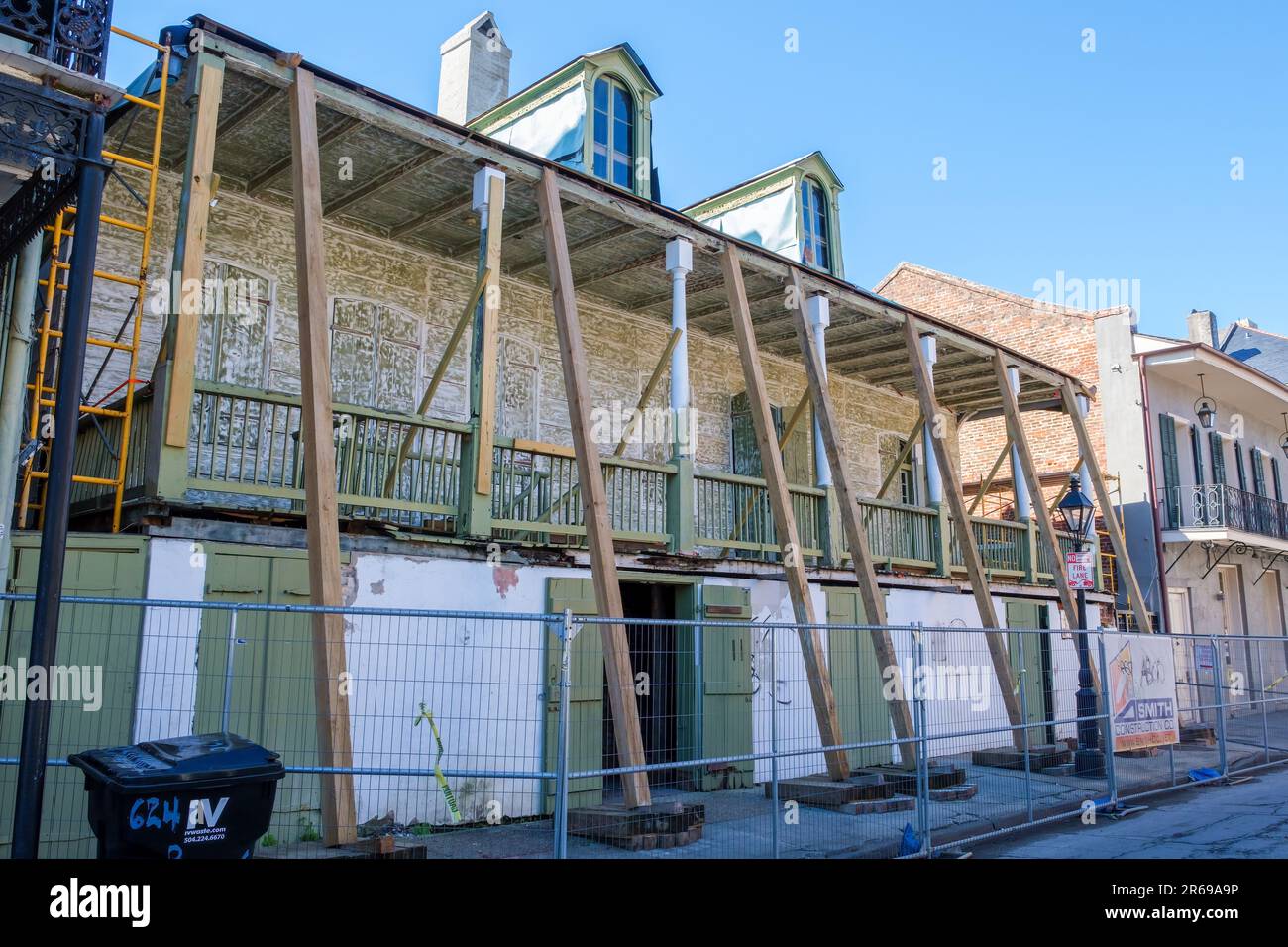 NEW ORLEANS, LA, USA - 28. JANUAR 2023: Die Fassade von Madam John's Legacy, eines der ältesten Gebäude im French Quarter, wird renoviert Stockfoto