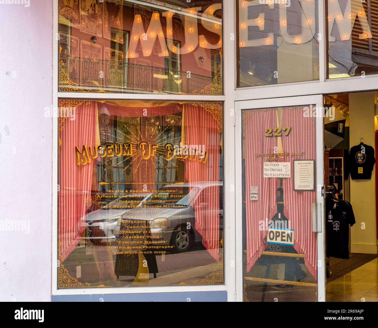 NEW ORLEANS, LA, USA - 23. APRIL 2023: Vorderfenster des Museum of Death auf der Dauphine Street im French Quarter Stockfoto