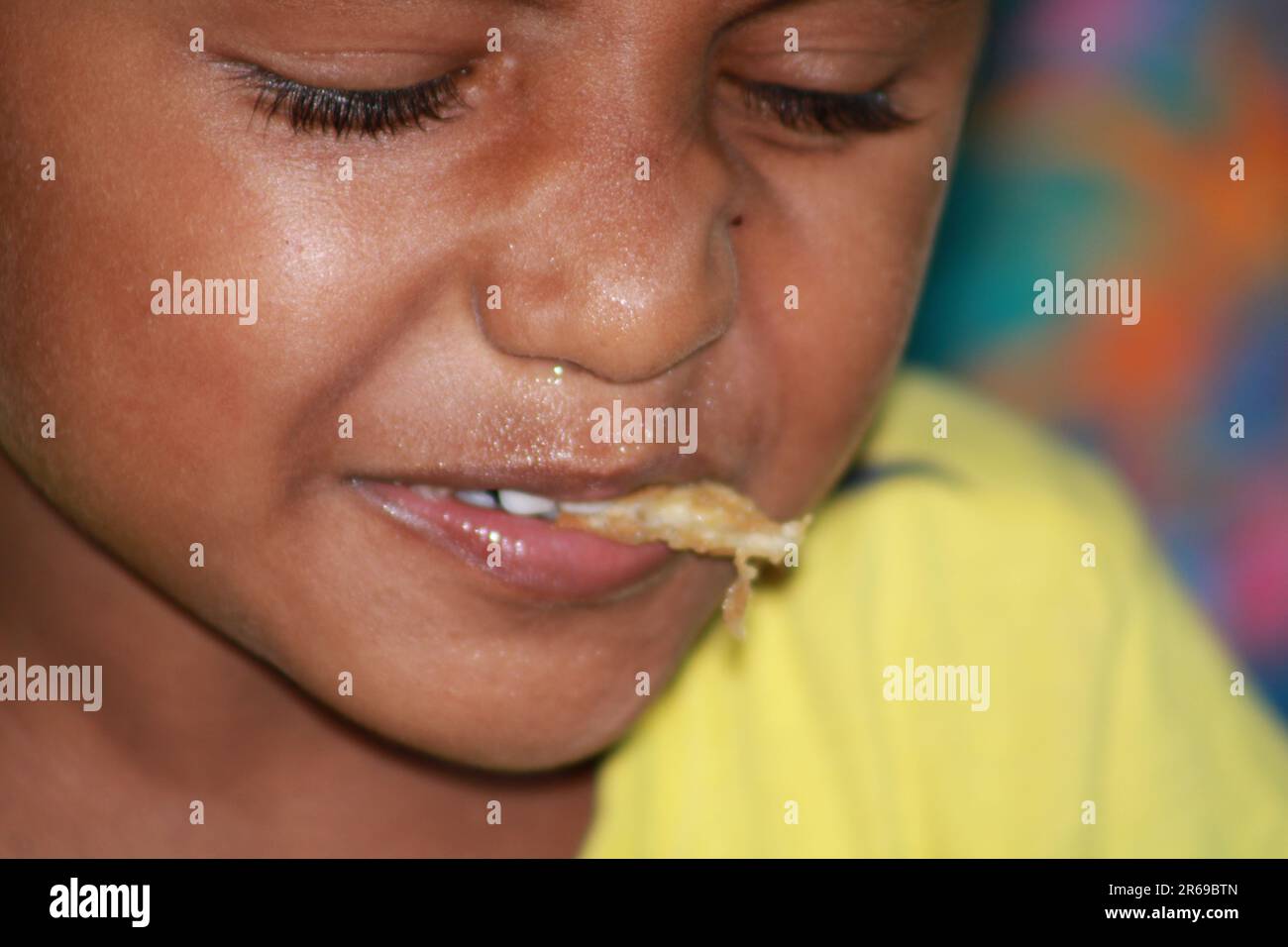 Der kleine indische Junge isst Wasserbällchen Stockfoto