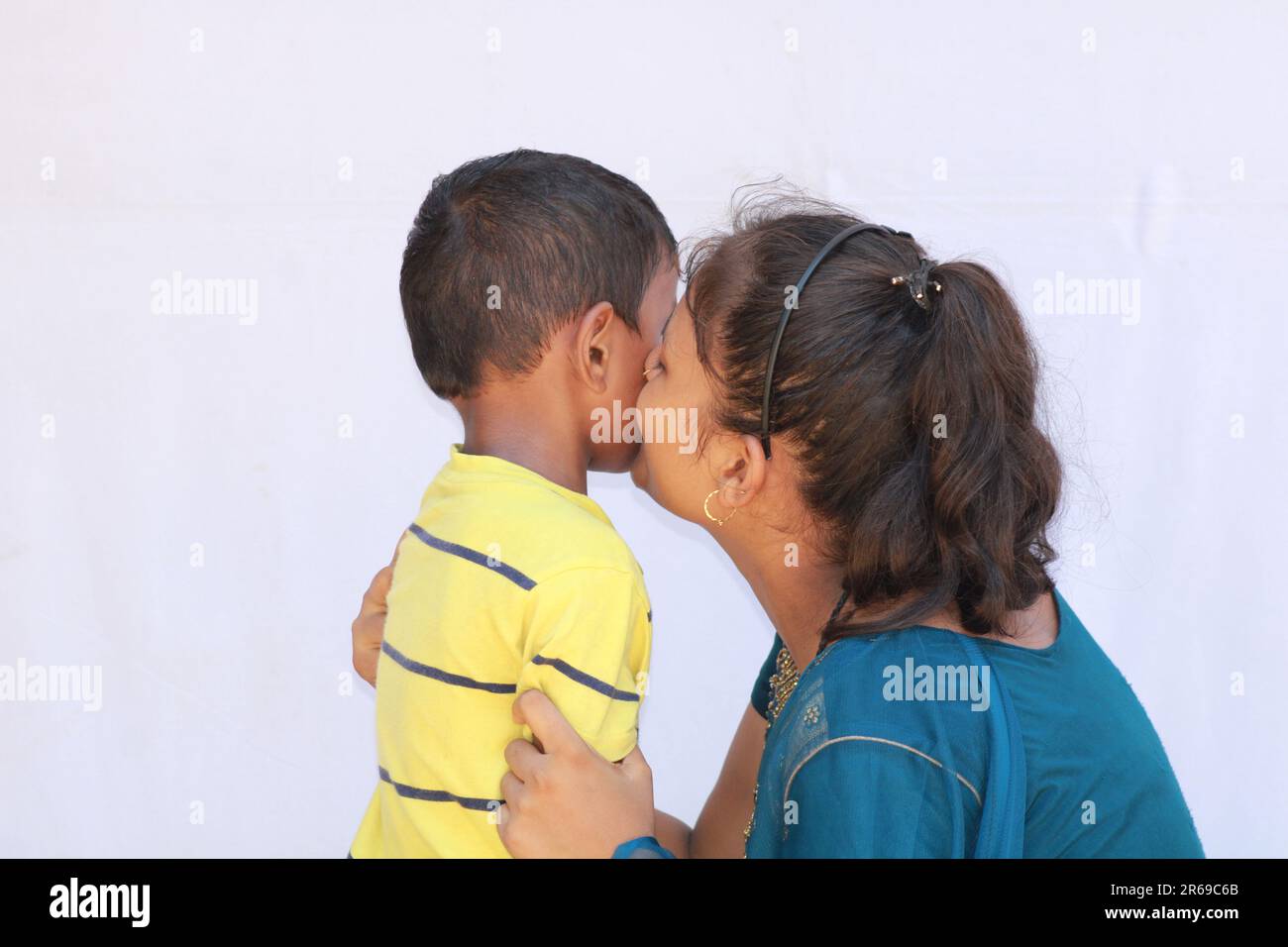 Indianermädchen küsst einen kleinen Jungen auf die Wange Stockfoto