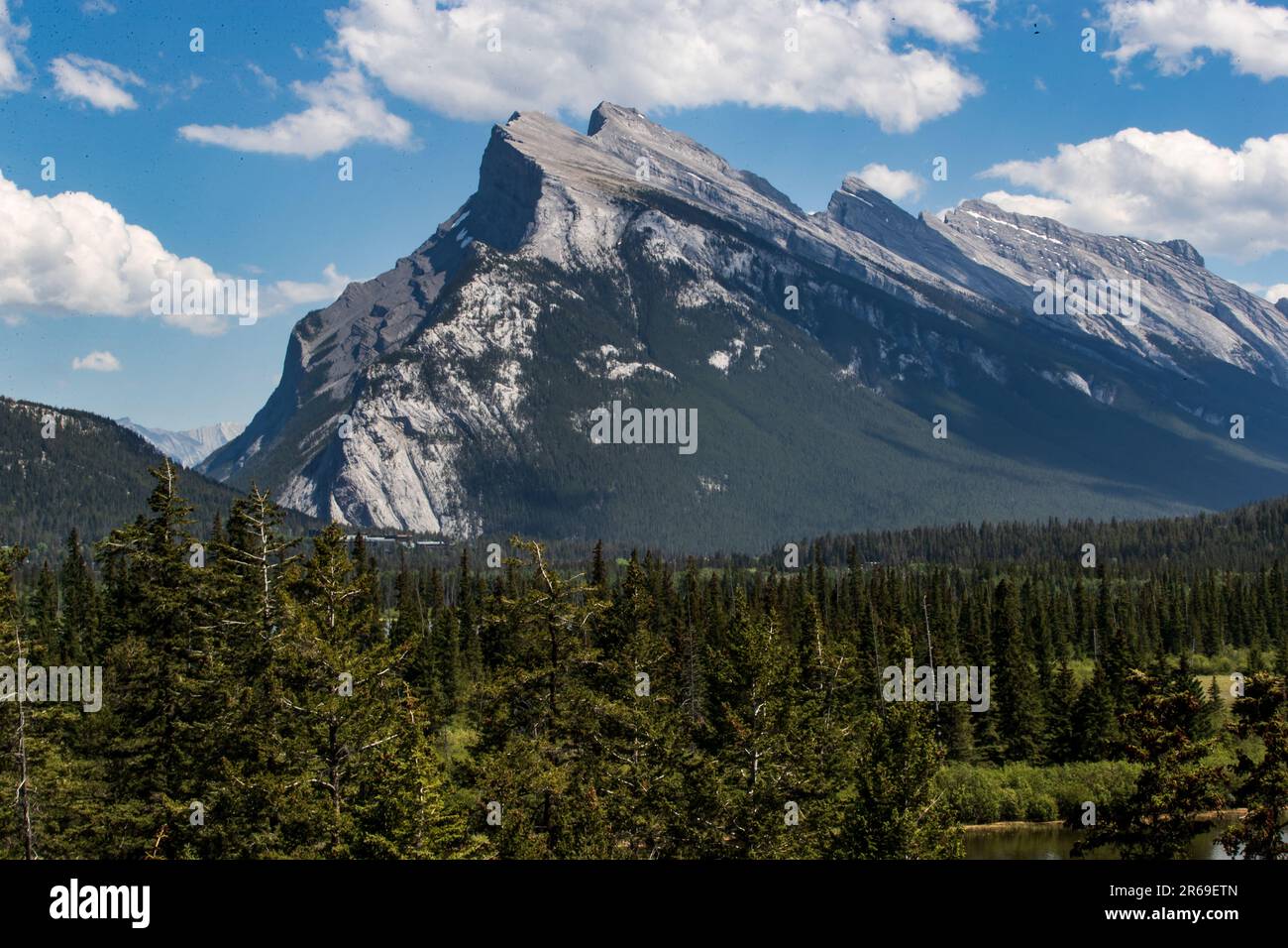 Die Kanadischen Rocky Mountains von verschiedenen Orten entlang des Trans Canada Highway in British Columbia, Kanada. Stockfoto