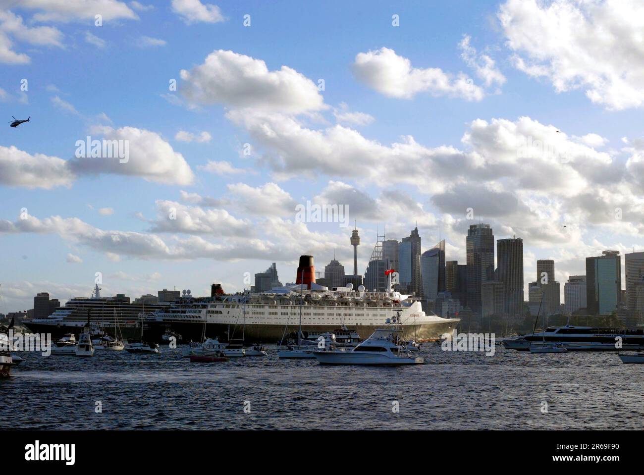 Die QE2, das älteste Schiff der Cunard-Flotte, besucht Sydney zum letzten Mal mit einer spektakulären Fahrt mit der jüngeren Schwester Queen Victoria im Hafen von Sydney. Die beiden Reiter vergingen, als die Königin Victoria Sydney im Rahmen ihrer Jungfernfahrt nach Brisbane verließ, und die QE2 zog bei ihrem letzten Besuch in der Stadt, dreißig Jahre nach ihrem ersten Besuch, zum Liegeplatz am Circular Quay. Sydney, Australien. 24.02.08. Stockfoto