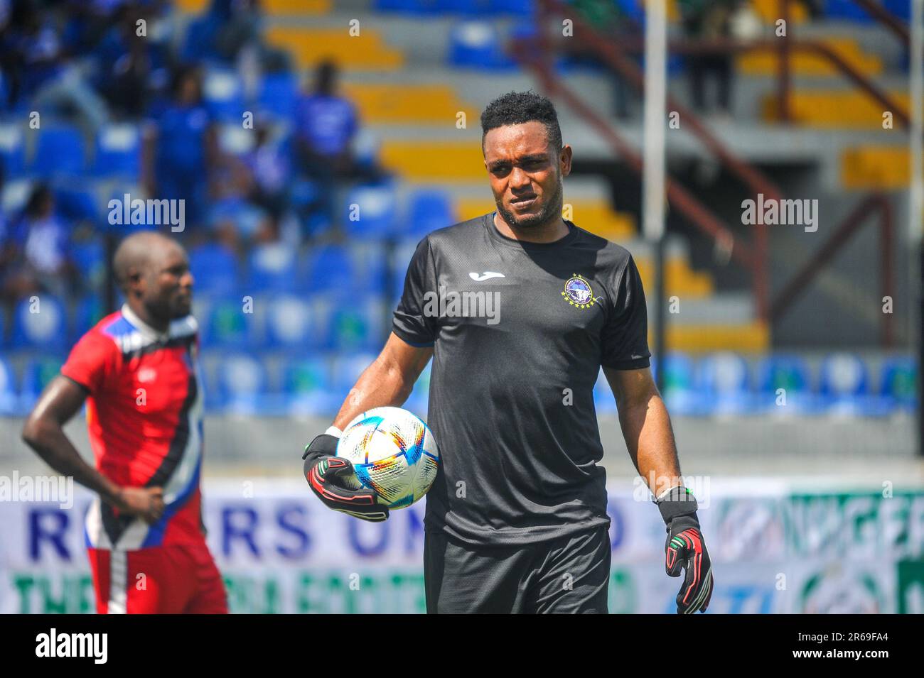 Nigeria Professional Football League, NPFL, Nigeria Super League, Lobi Stars Enyimba, Mobolaji Bank, Anthony Stadium, Lagos, Nigeria, afrikanische Jungs, afrikanischer Fußball, afrikanische Männer, afrikanische Menschen, afrikanischer Sport, schwarze Männer, Schwarze, Schwarzer Sportler, nigerianischer Nationalfußball, nigerianischer Fußball, nigerianische Fußballfans, Fußballfans, Fußballplatz, Fußballspiel, Fußballtrophäe, nigerianische Jungs, nigerianischer Fußball, nigerianische Männer, Fußballfeld, Fußball in nigeria, Fußballspiel, Fußballspieler, Fußballzuschauer, Sport, lagos Fußball, lagos Football Stockfoto