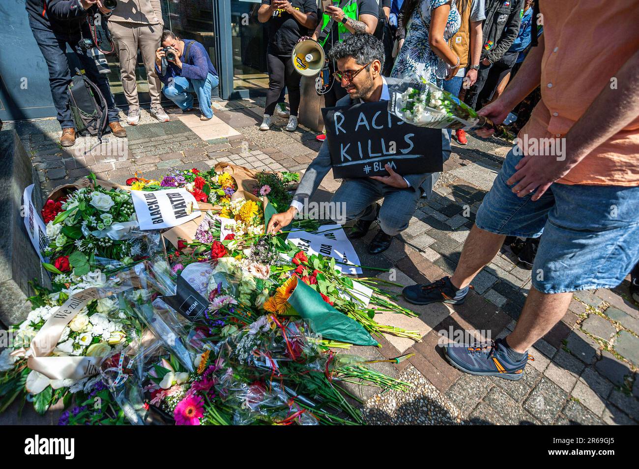 Die Demonstranten platzieren Blumen und Plakate auf den Stufen der belgischen Botschaft, während des Protests von Sanda Dia Black Lives Matter, Kick out Zwart Piet und Extinction Rebellion, unter anderem über hundert Demonstranten, die sich vor der belgischen Botschaft in Den Haag versammelt haben, für Sanda Dia, Ein zwanzig Jahre alter belgischer Farbstudent, der 2018 bei einer Verbindungsinitiationszeremonie namens Reuzegom starb. Die Zeremonie war gleichbedeutend mit Fackeln, an der auch zwei weitere Studenten teilnahmen. Mr. Dia wurde unterworfen: Das Trinken von Fischöl, große Mengen Gin, eine Stunde Verweilen Stockfoto