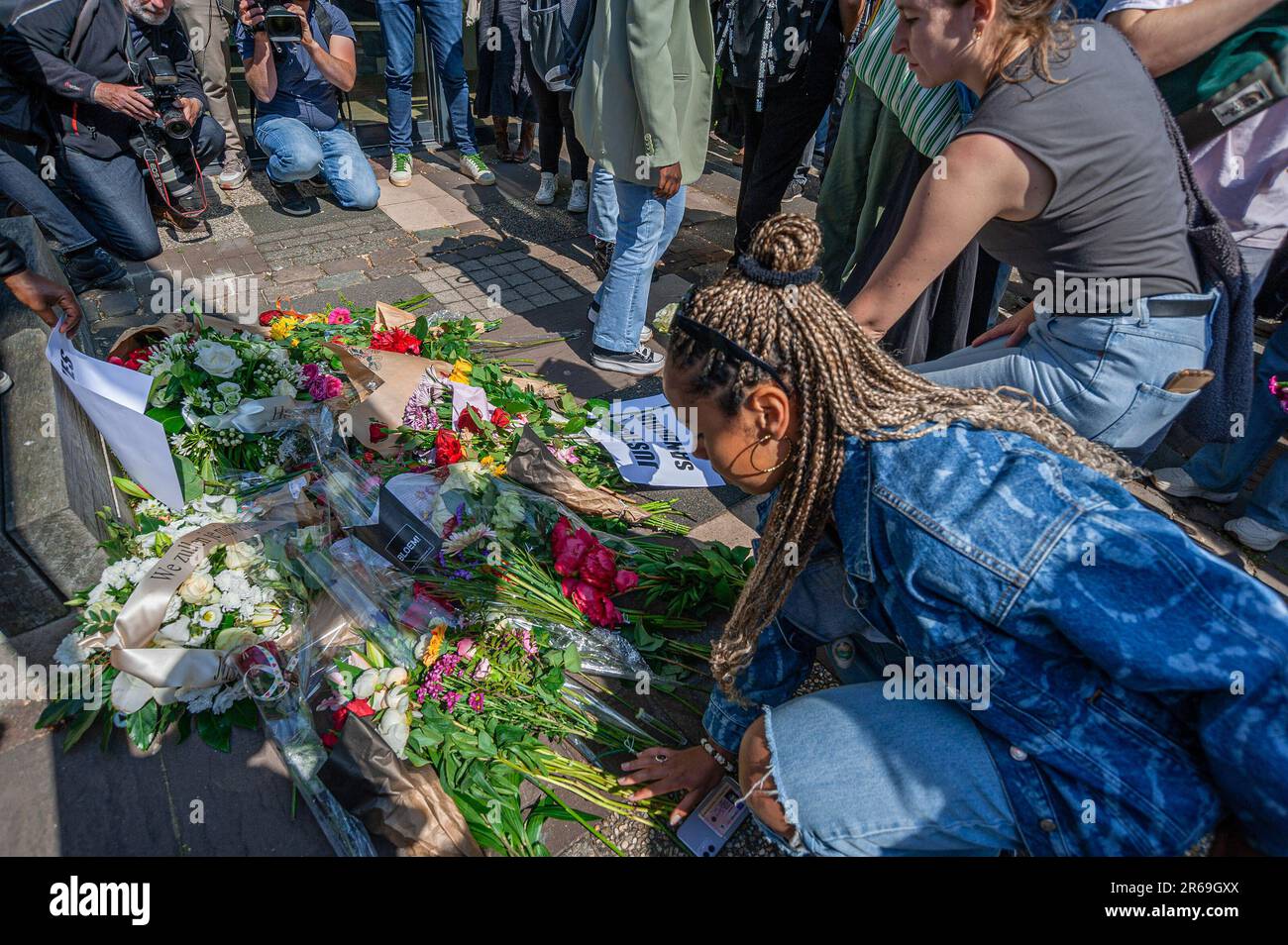 Die Demonstranten platzieren Blumen und Plakate auf den Stufen der belgischen Botschaft, während des Protests von Sanda Dia Black Lives Matter, Kick out Zwart Piet und Extinction Rebellion, unter anderem über hundert Demonstranten, die sich vor der belgischen Botschaft in Den Haag versammelt haben, für Sanda Dia, Ein zwanzig Jahre alter belgischer Farbstudent, der 2018 bei einer Verbindungsinitiationszeremonie namens Reuzegom starb. Die Zeremonie war gleichbedeutend mit Fackeln, an der auch zwei weitere Studenten teilnahmen. Mr. Dia wurde unterworfen: Das Trinken von Fischöl, große Mengen Gin, eine Stunde Verweilen Stockfoto