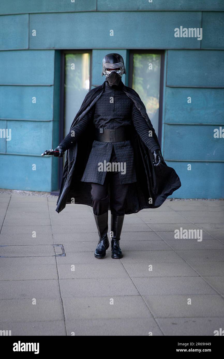 HARROGATE, GROSSBRITANNIEN - 3. JUNI 2023. Das Porträt eines Cosplayer, der als Star Wars Sith Lord Kylo Ren bei einer Comic Con in Großbritannien verkleidet ist Stockfoto