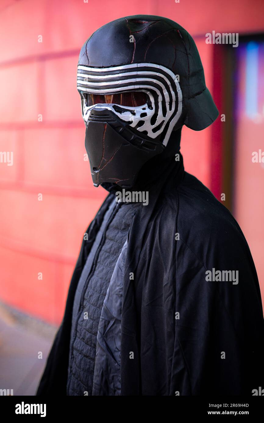 HARROGATE, GROSSBRITANNIEN - 3. JUNI 2023. Das Porträt eines Cosplayer, der als Star Wars Sith Lord Kylo Ren bei einer Comic Con in Großbritannien verkleidet ist Stockfoto