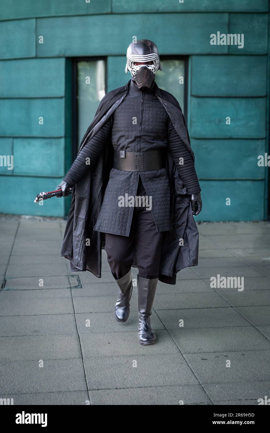 HARROGATE, GROSSBRITANNIEN - 3. JUNI 2023. Das Porträt eines Cosplayer, der als Star Wars Sith Lord Kylo Ren bei einer Comic Con in Großbritannien verkleidet ist Stockfoto