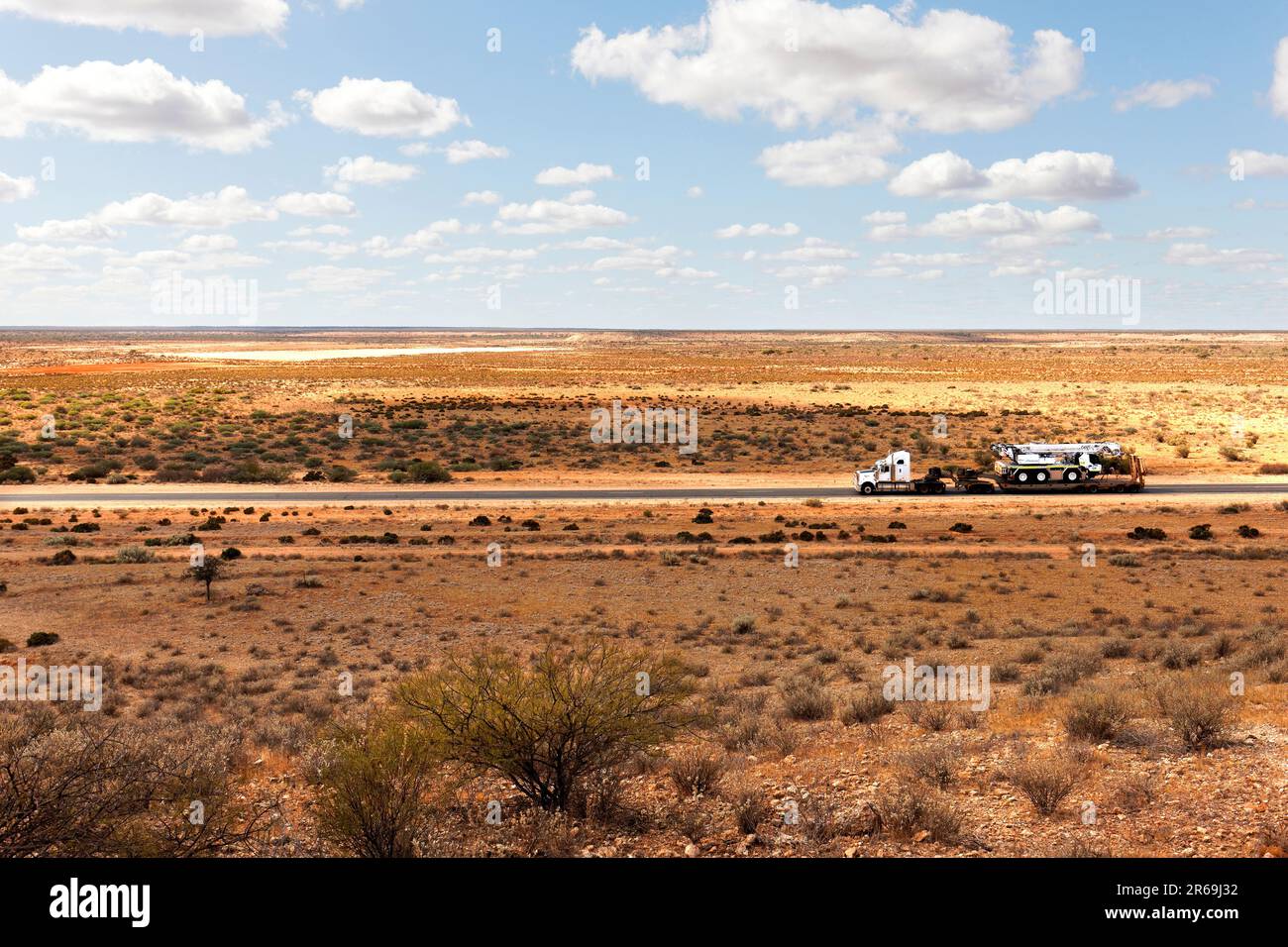Großer Lastwagen, der auf der nordwestlichen Autobahn fährt, Pilbara, Westaustralien Stockfoto