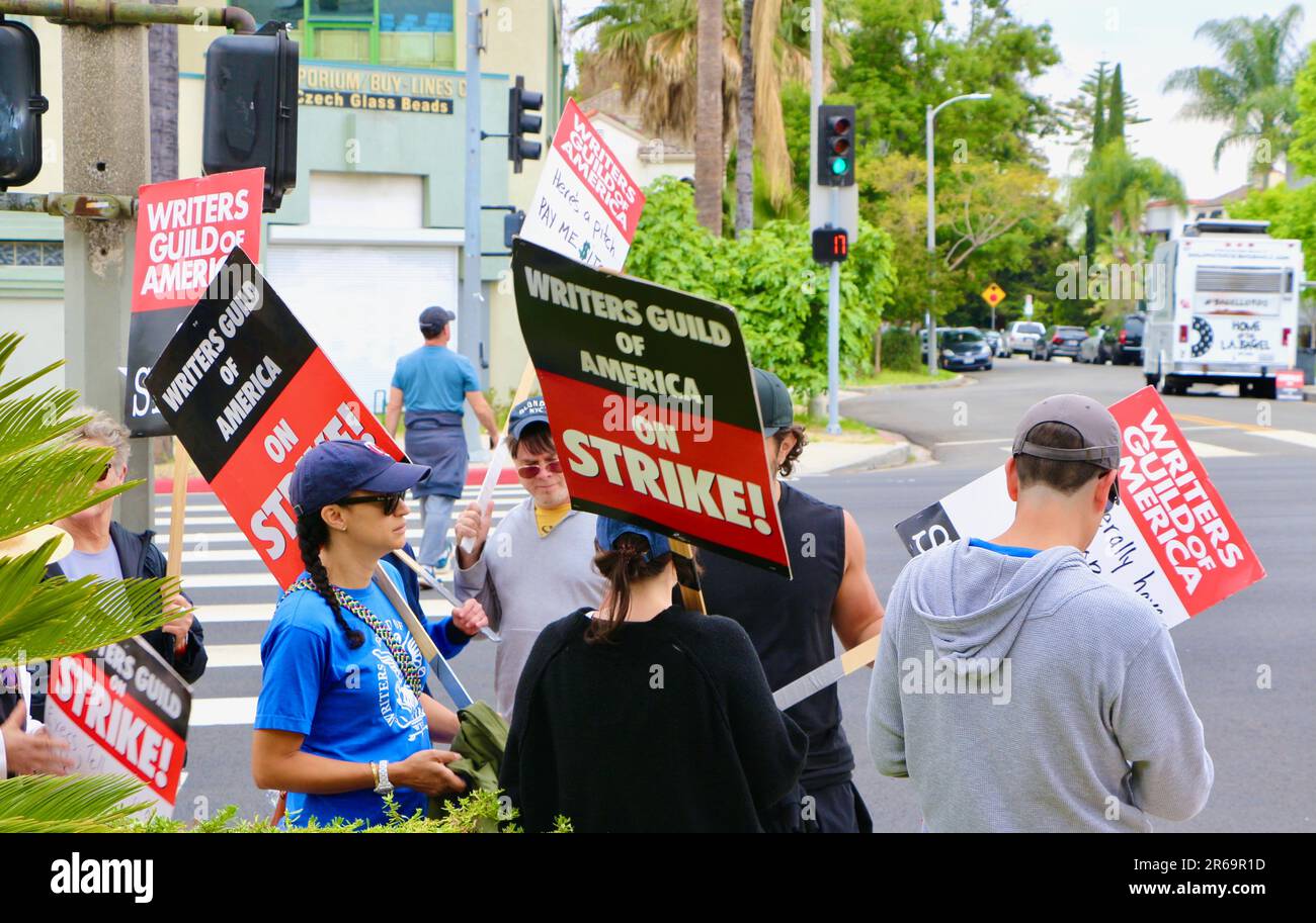 Writers Guild of America, Drehbuchautor Stürmer protestieren vor Paramount Pictures Studios 5555 Melrose Avenue Hollywood Los Angeles USA 24. Mai 2023 Stockfoto